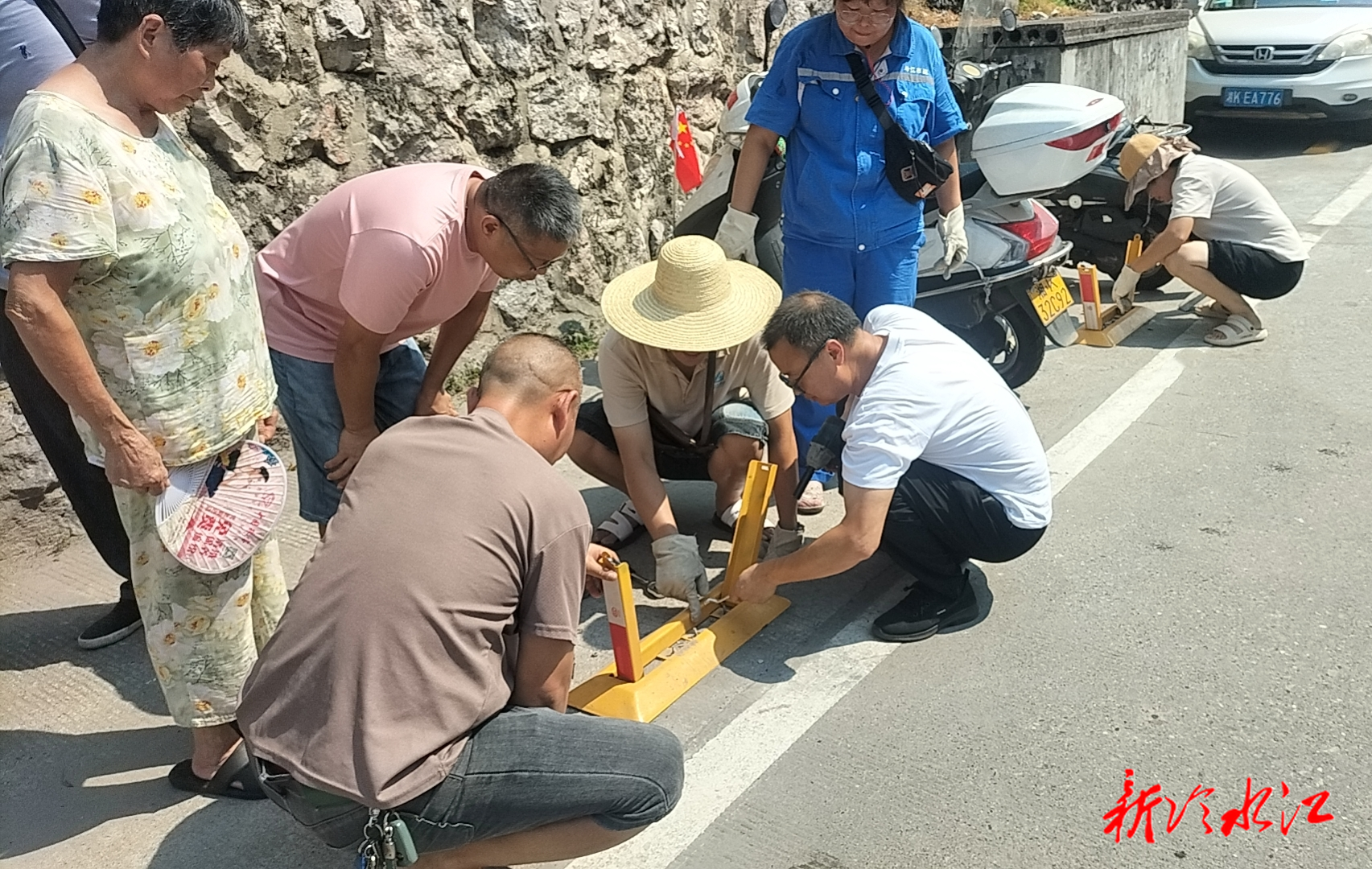 冷水江街道：積極回應網民訴求  拆除“地鎖”還路于民