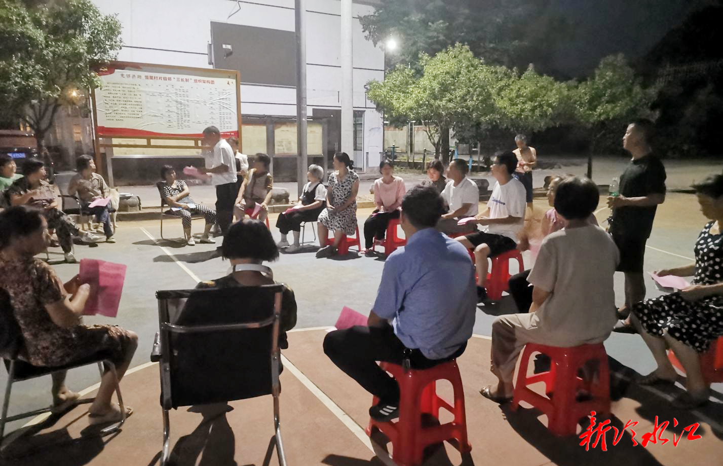 冷水江市金竹山鎮(zhèn)開展“掃黃打非”屋場會宣講活動