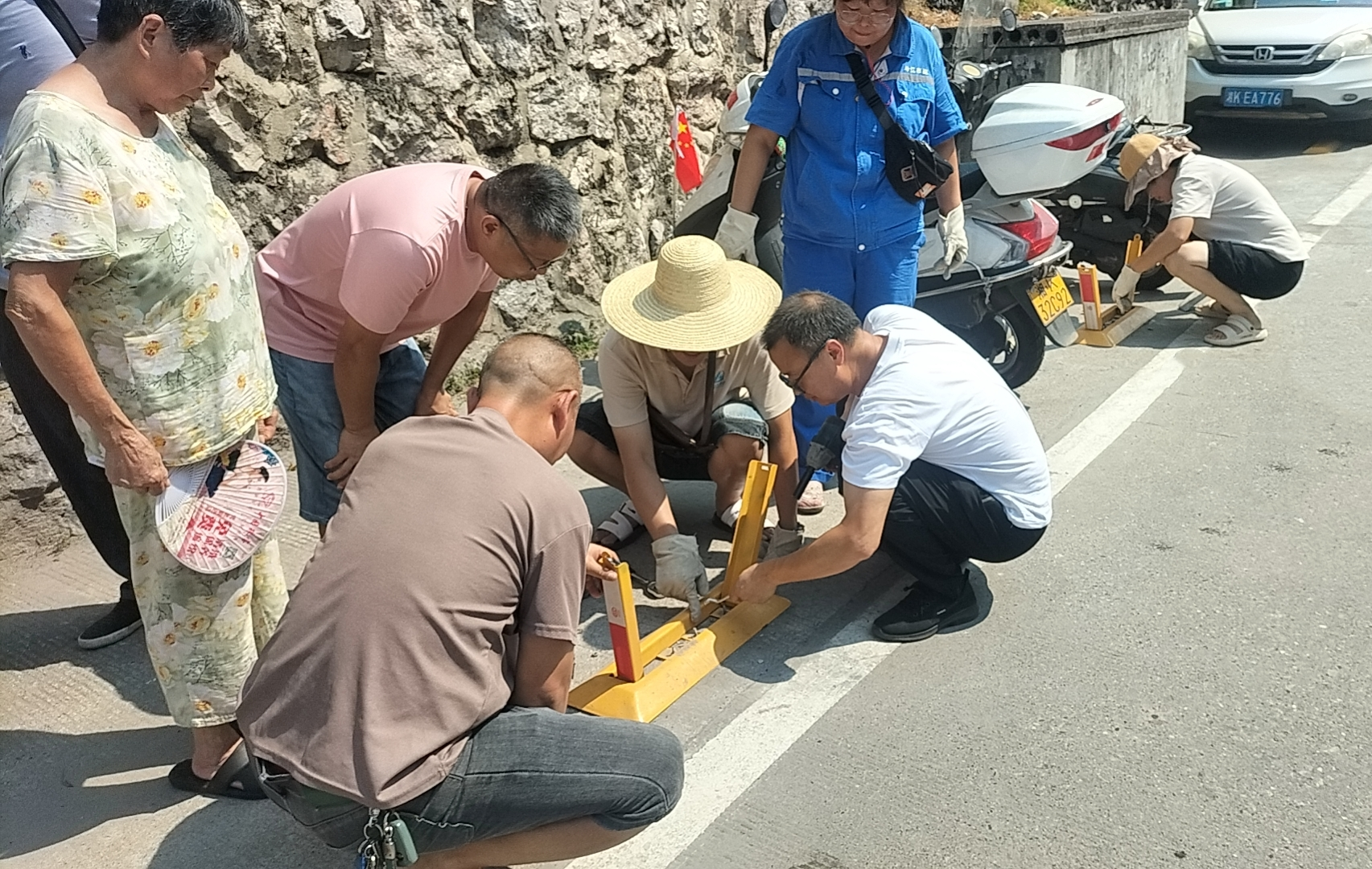 冷水江街道：積極回應(yīng)網(wǎng)民訴求  拆除“地鎖”還路于民