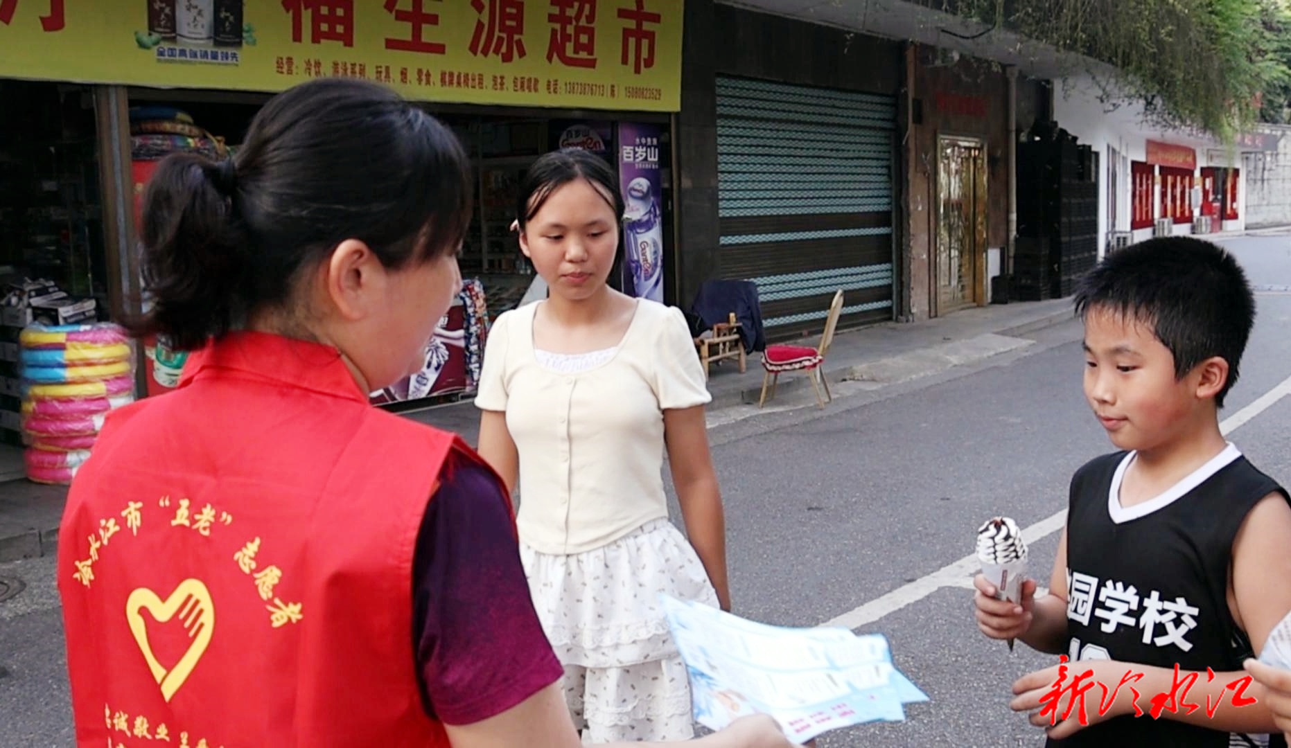 市關工委在濱江公園開展防溺水宣傳