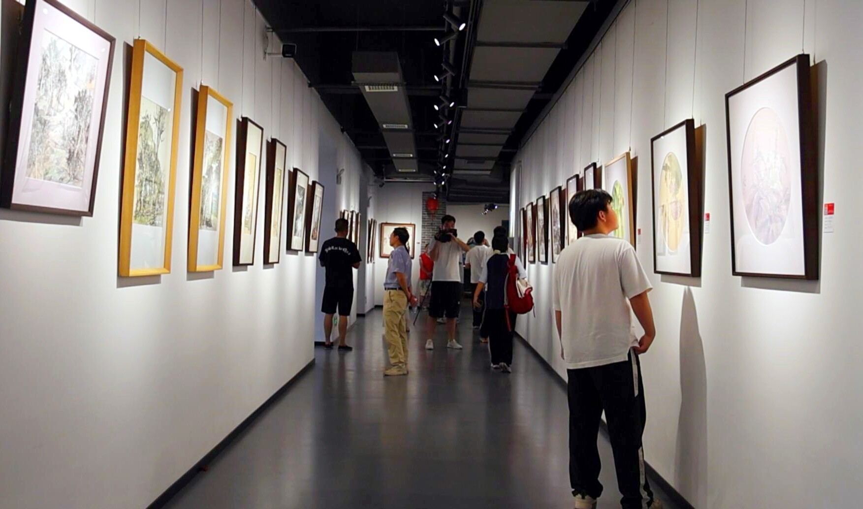 婁底市“富美鄉(xiāng)村”美術(shù)作品巡展開(kāi)幕  為文化產(chǎn)業(yè)高質(zhì)量發(fā)展注入強(qiáng)勁動(dòng)能