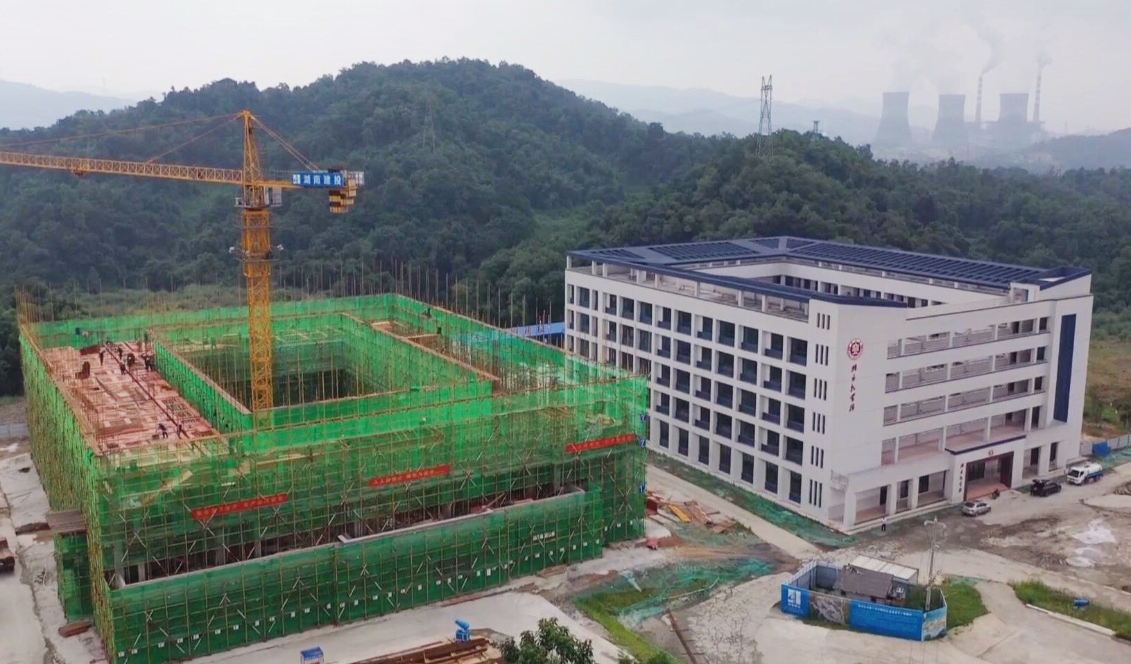 高溫下的堅(jiān)守  市一中新校區(qū)工程項(xiàng)目建設(shè)全速推進(jìn)