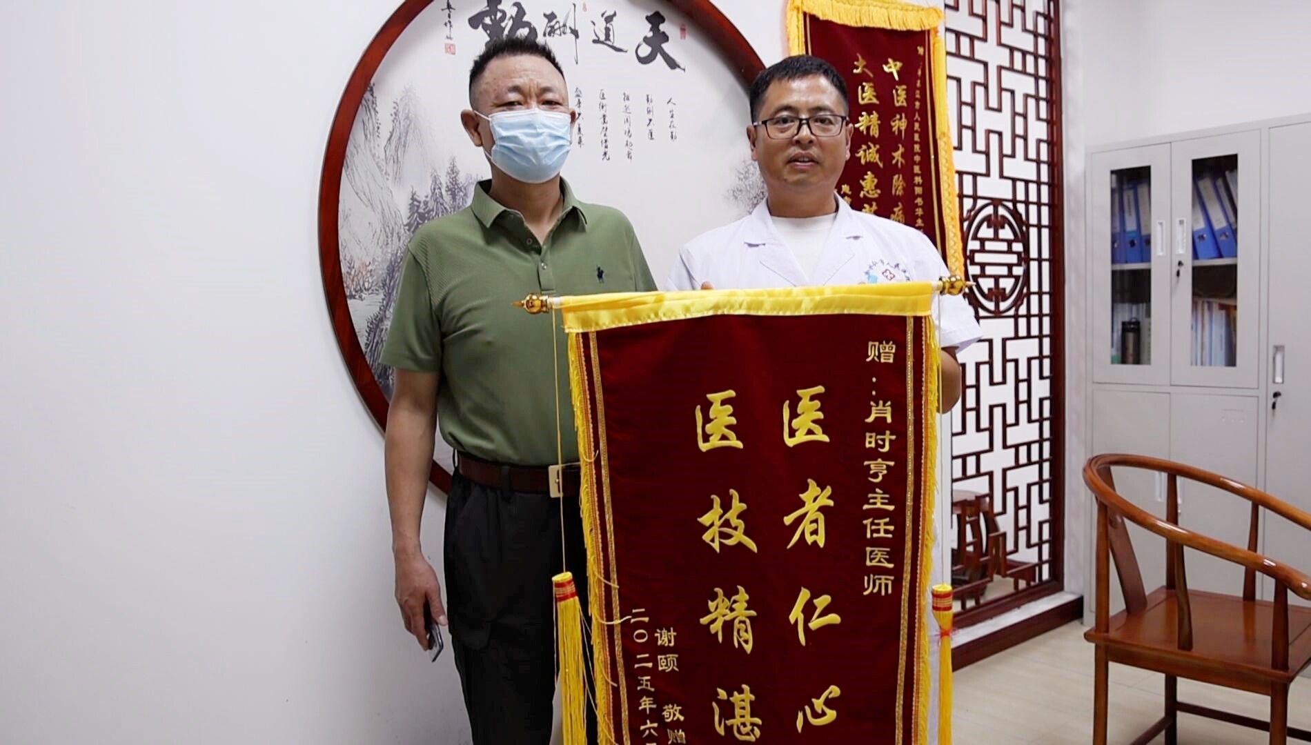 人醫(yī)急救室 | 冷水江市人民醫(yī)院：醫(yī)者仁心祛沉疴 錦旗相贈贊仁術