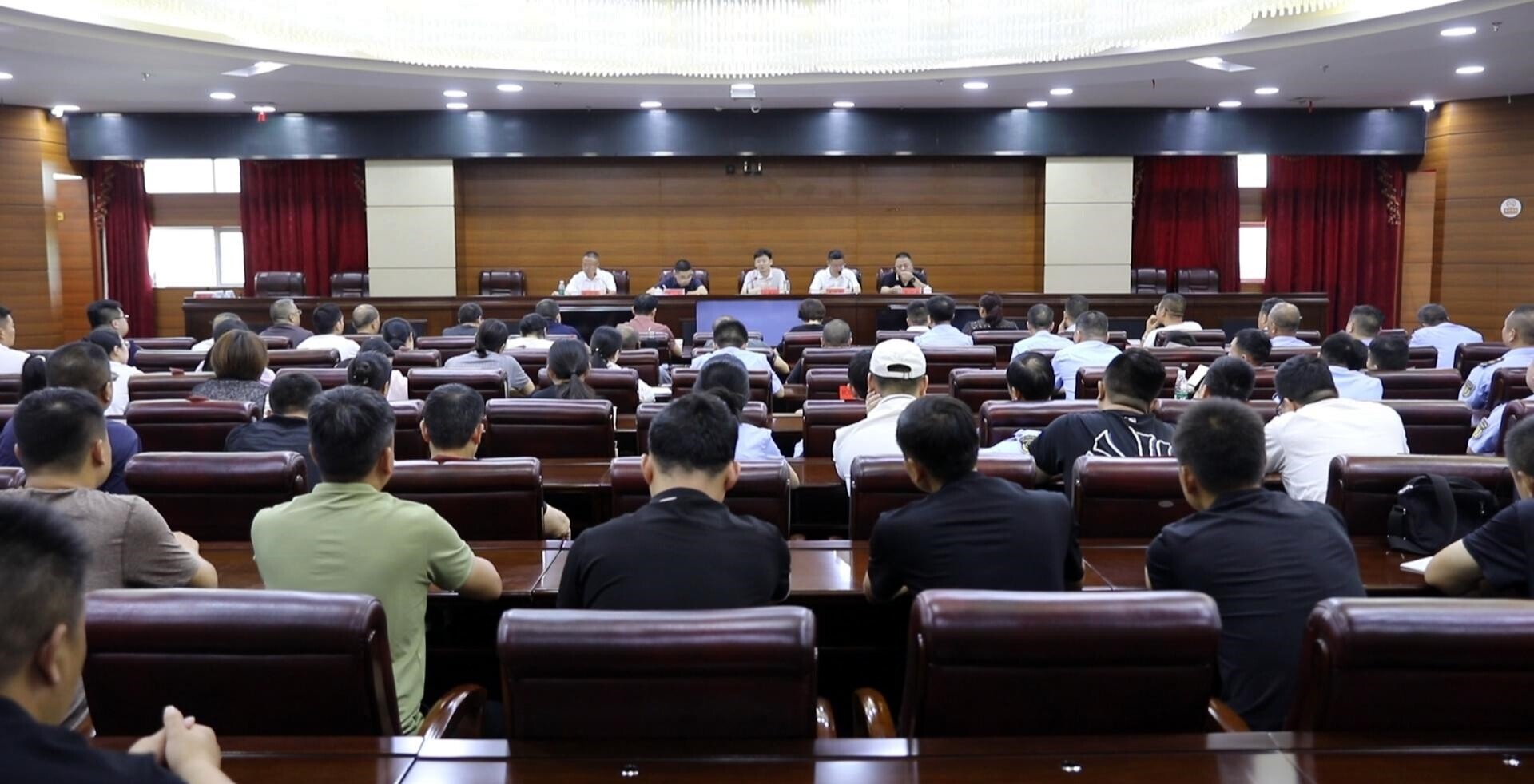 大道向前 | 冷水江市交通運(yùn)輸局干部職工熱議會(huì)議精神