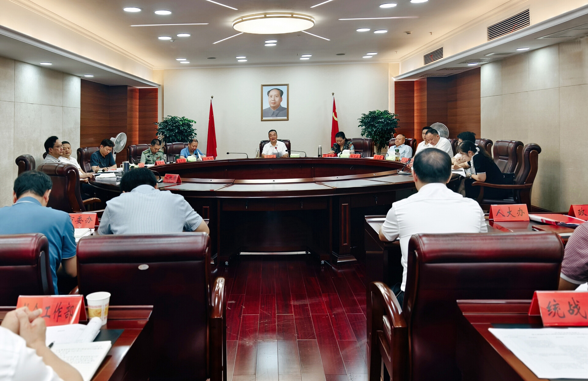 冷水江市委常委班子集中整治問題整改工作調(diào)度會(huì)暨市委深入貫徹中央八項(xiàng)規(guī)定精神學(xué)習(xí)教育“回頭看”工作會(huì)議召開