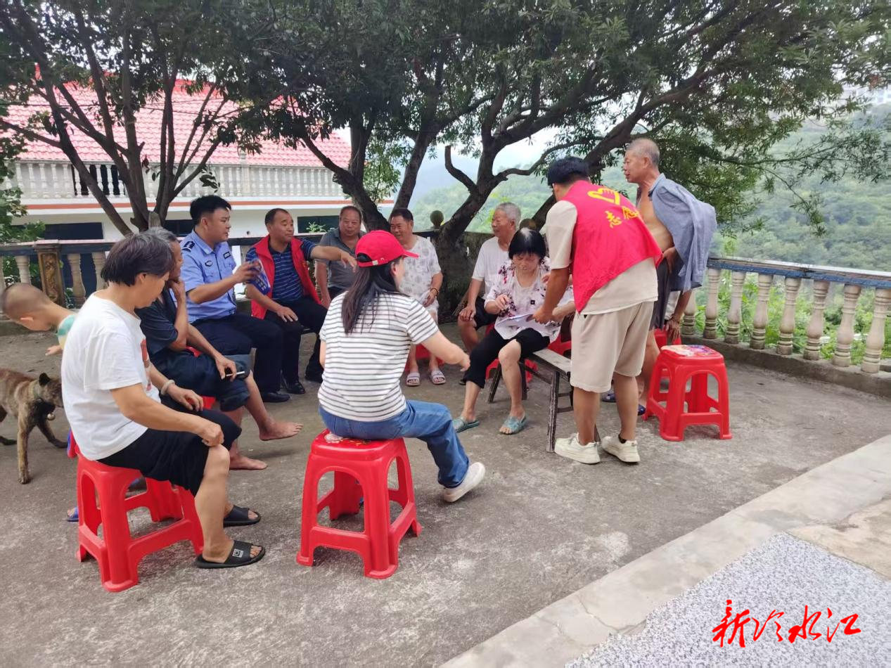 先鋒身影映屋場(chǎng)，聚力守護(hù)暖民心 ——渣渡鎮(zhèn)“雙亮雙比雙爭(zhēng)”行動(dòng)點(diǎn)亮盛夏安全宣傳