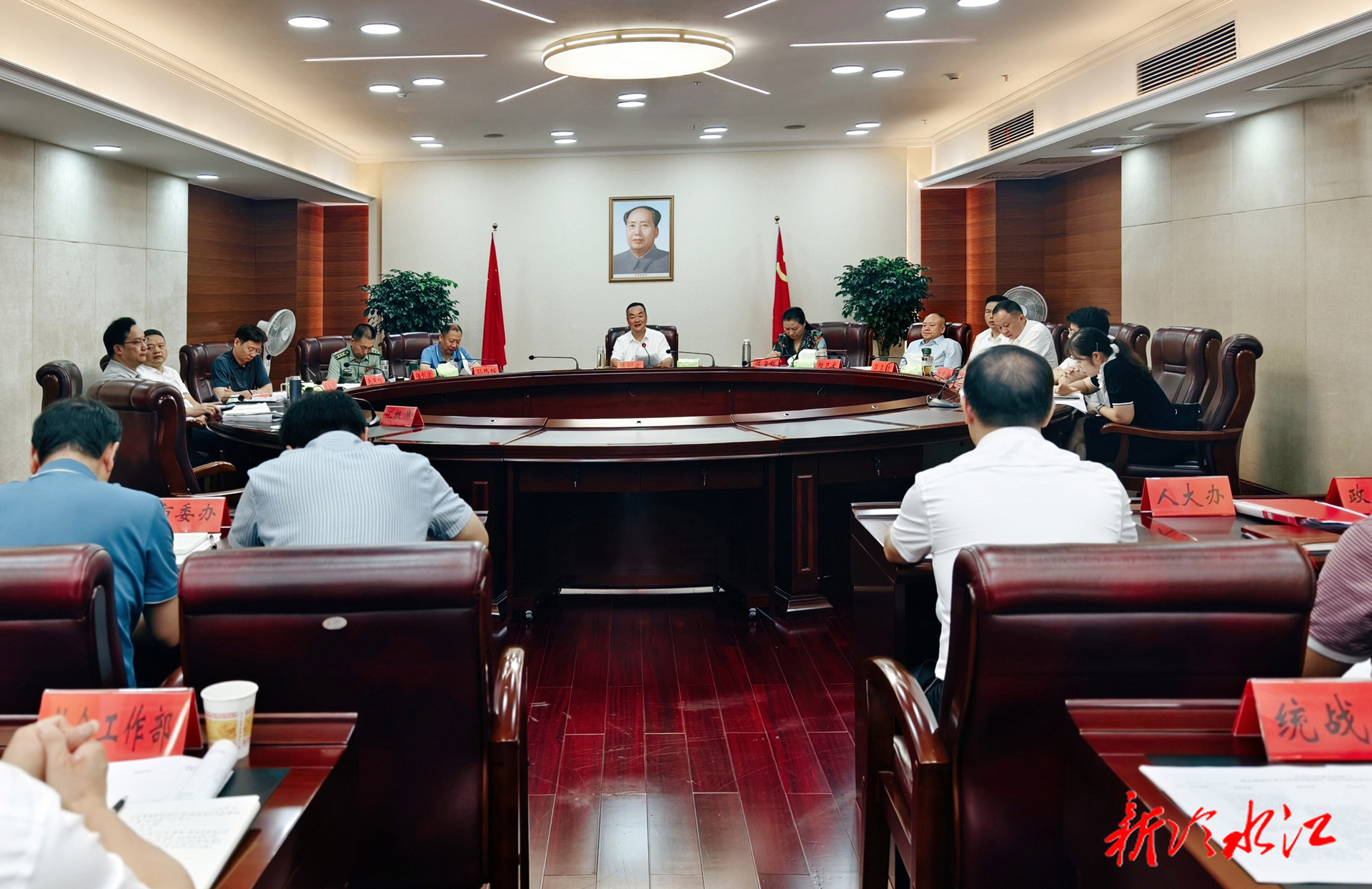 市委常委班子集中整治問題整改工作調(diào)度會 暨市委深入貫徹中央八項規(guī)定精神學(xué)習(xí)教育“回頭看”工作會議召開