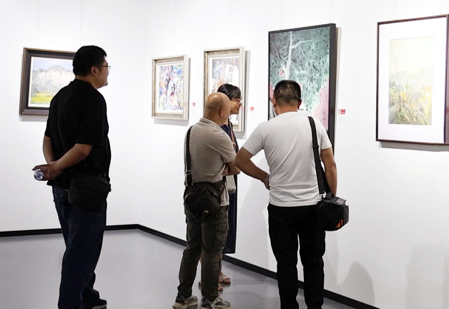 婁底市“富美鄉(xiāng)村”美術(shù)作品巡展在冷展出 返鄉(xiāng)大學(xué)生在丹青光影里看新婁底
