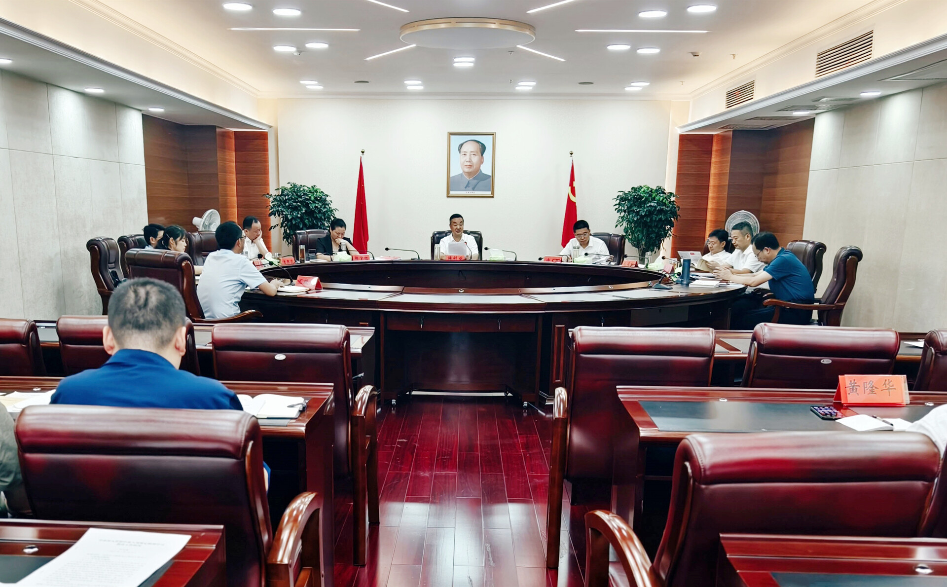陳創業主持召開市委常委會會議