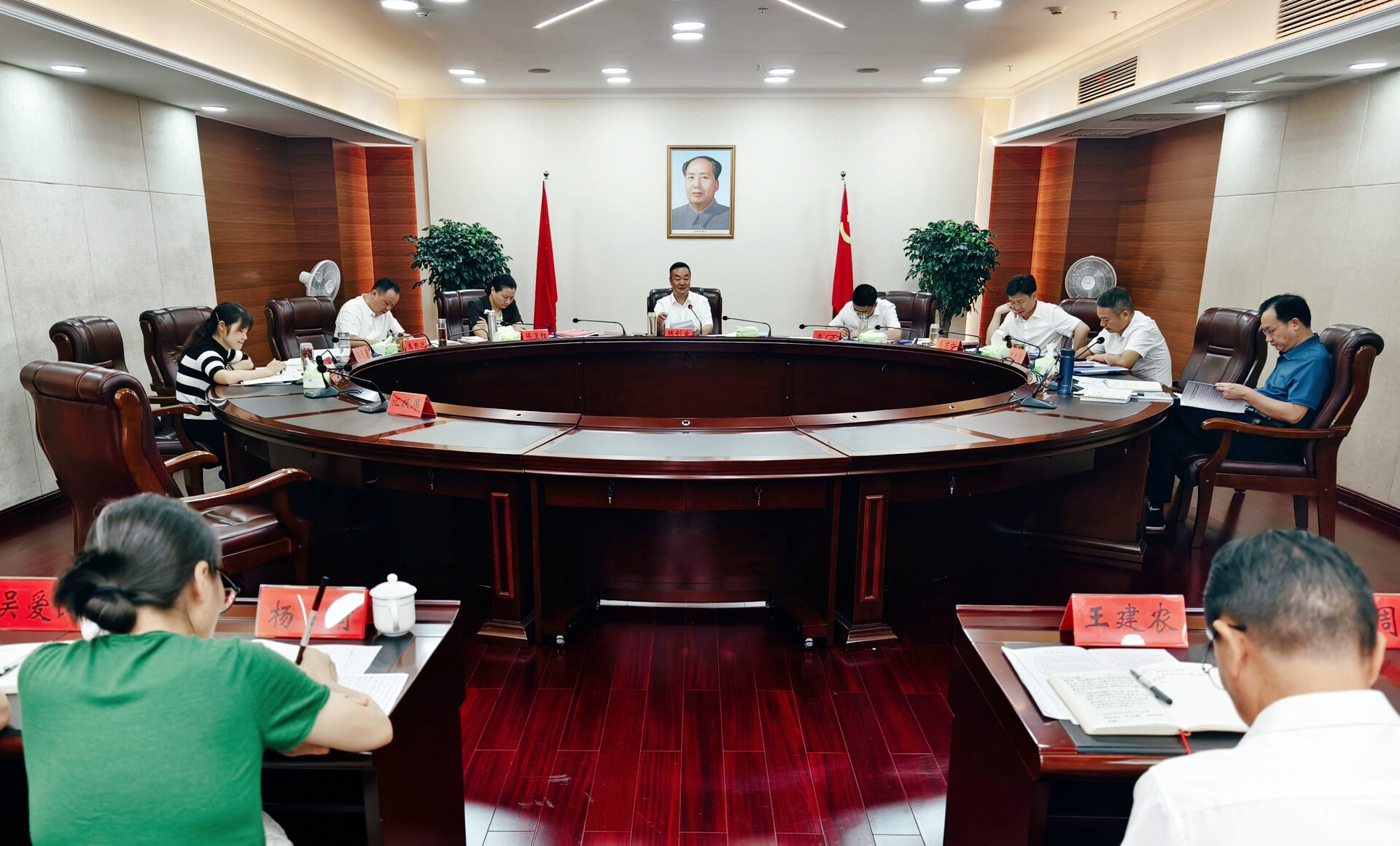 陳創業主持召開市委常委會（擴大）會議暨市委理論學習中心組2025年第八次集體學習