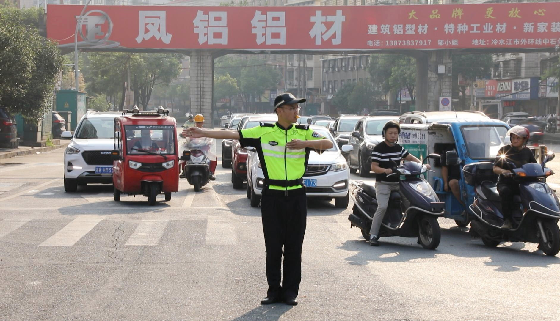 高温下的坚守 | 城市交通路网的“守护者”