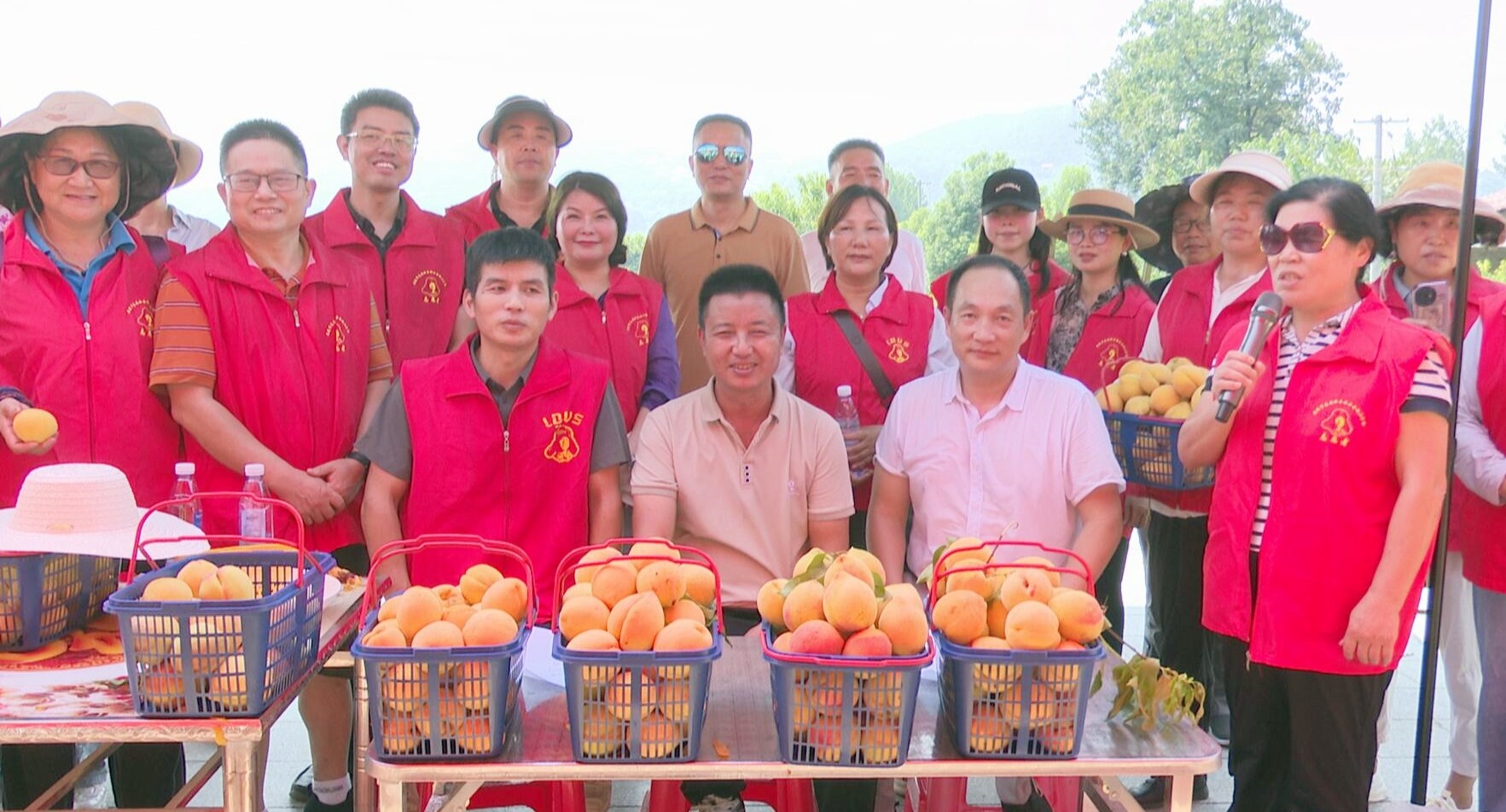 我市开展公益助农志愿服务活动