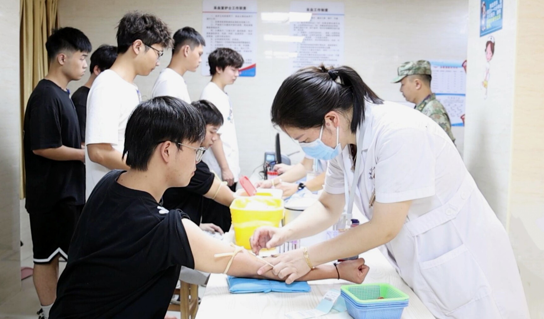 我市303名熱血青年接受祖國挑選