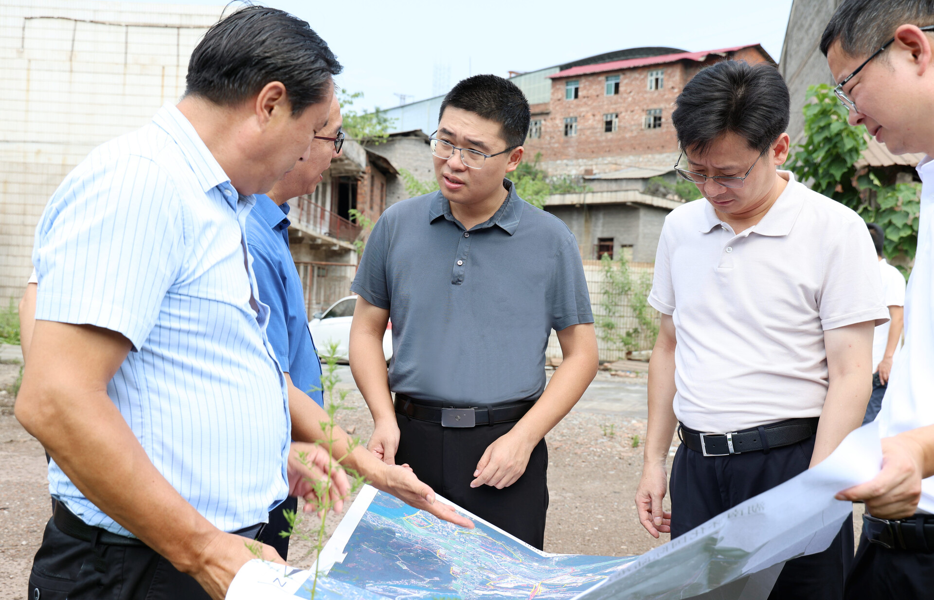 唐正调研交通重点项目建设等工作并巡河
