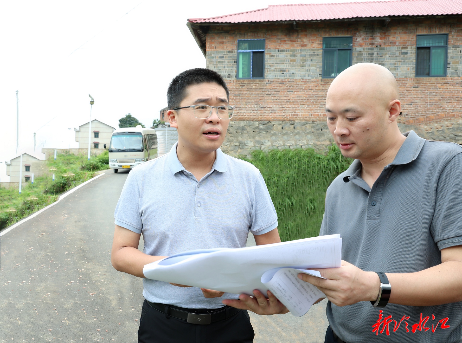 唐正調研地質災害防治工作并巡林