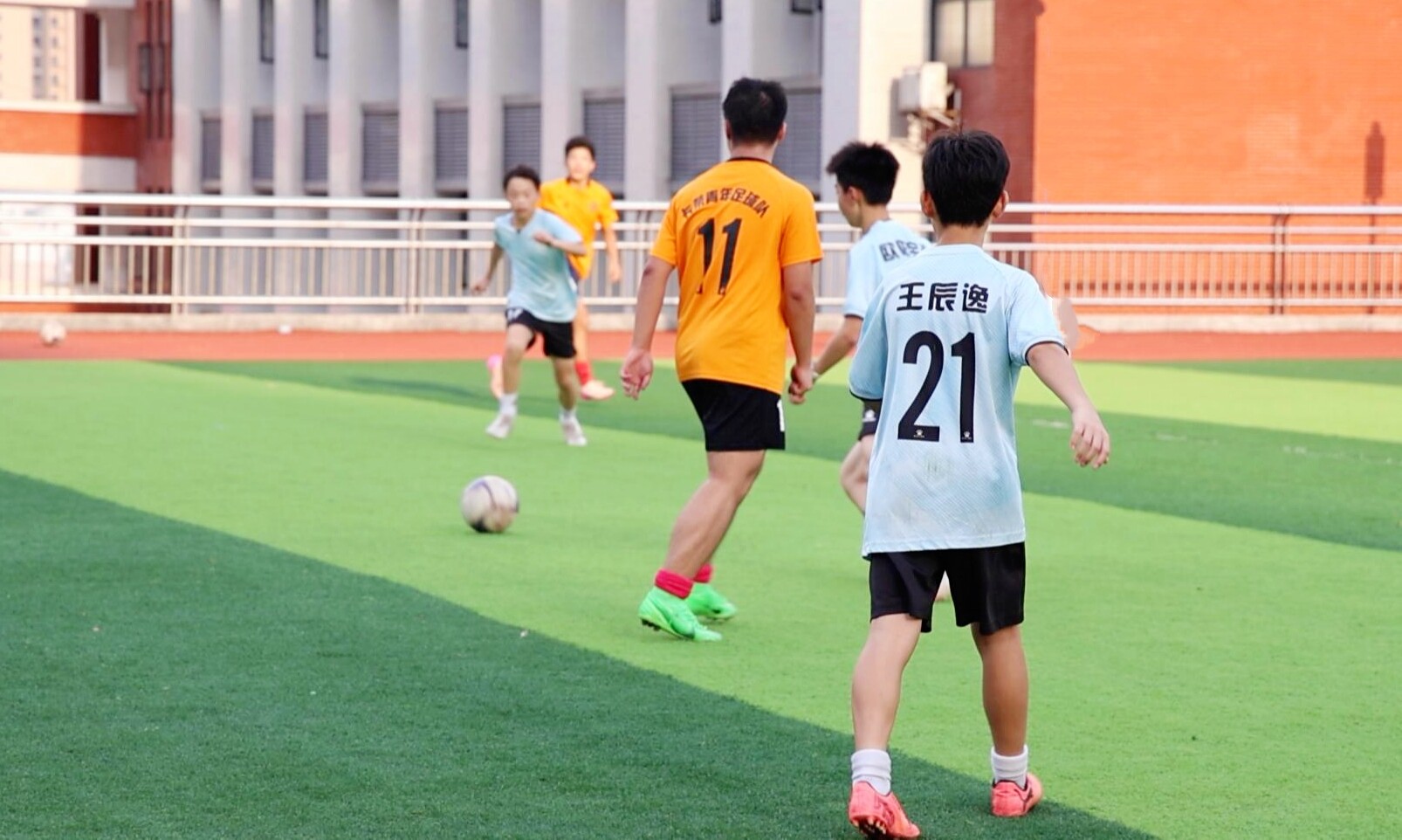“娄超”来袭 活力十“足”  绿茵场上绽放青春风采