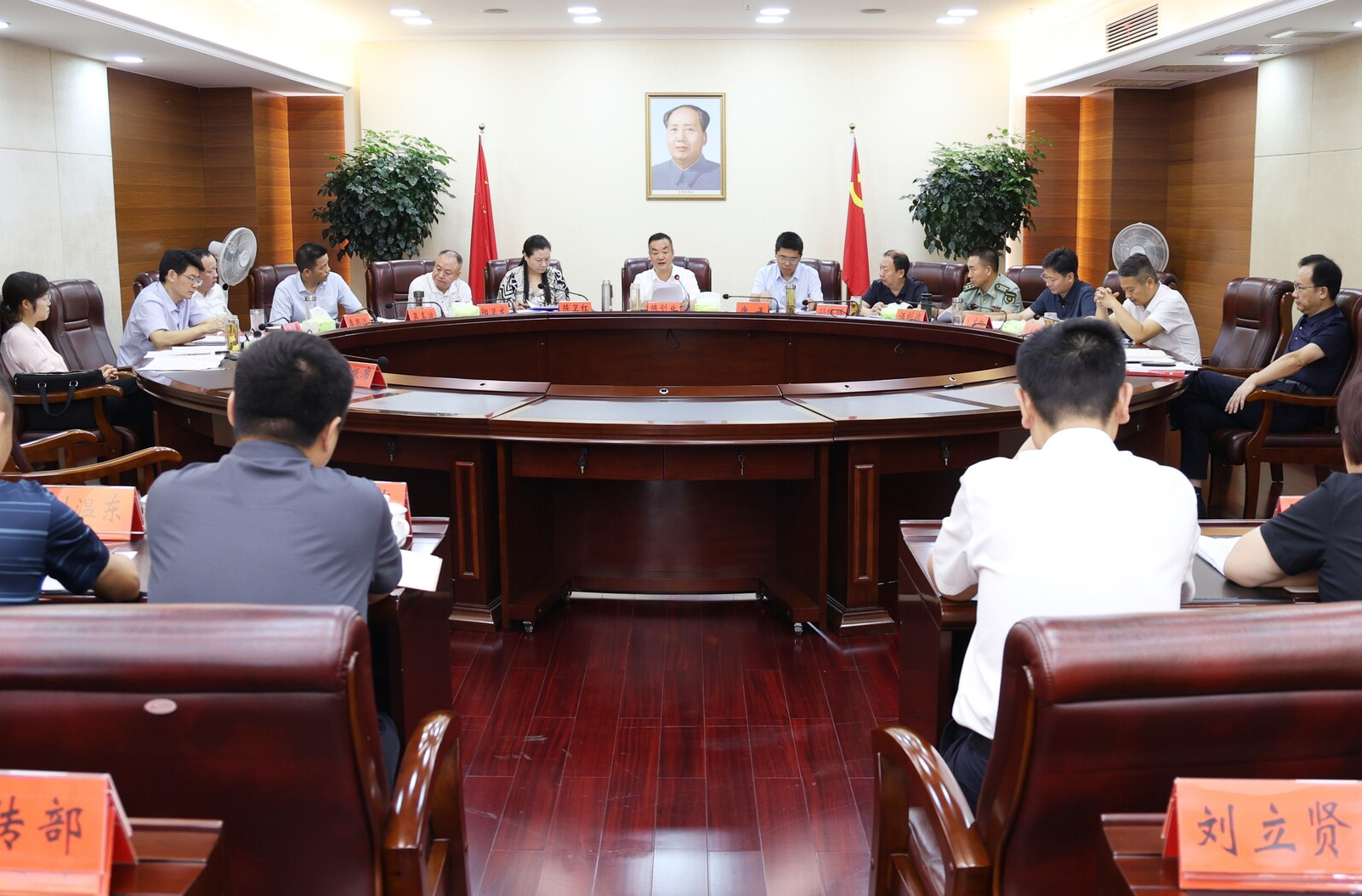 陈创业主持召开市委常委会会议