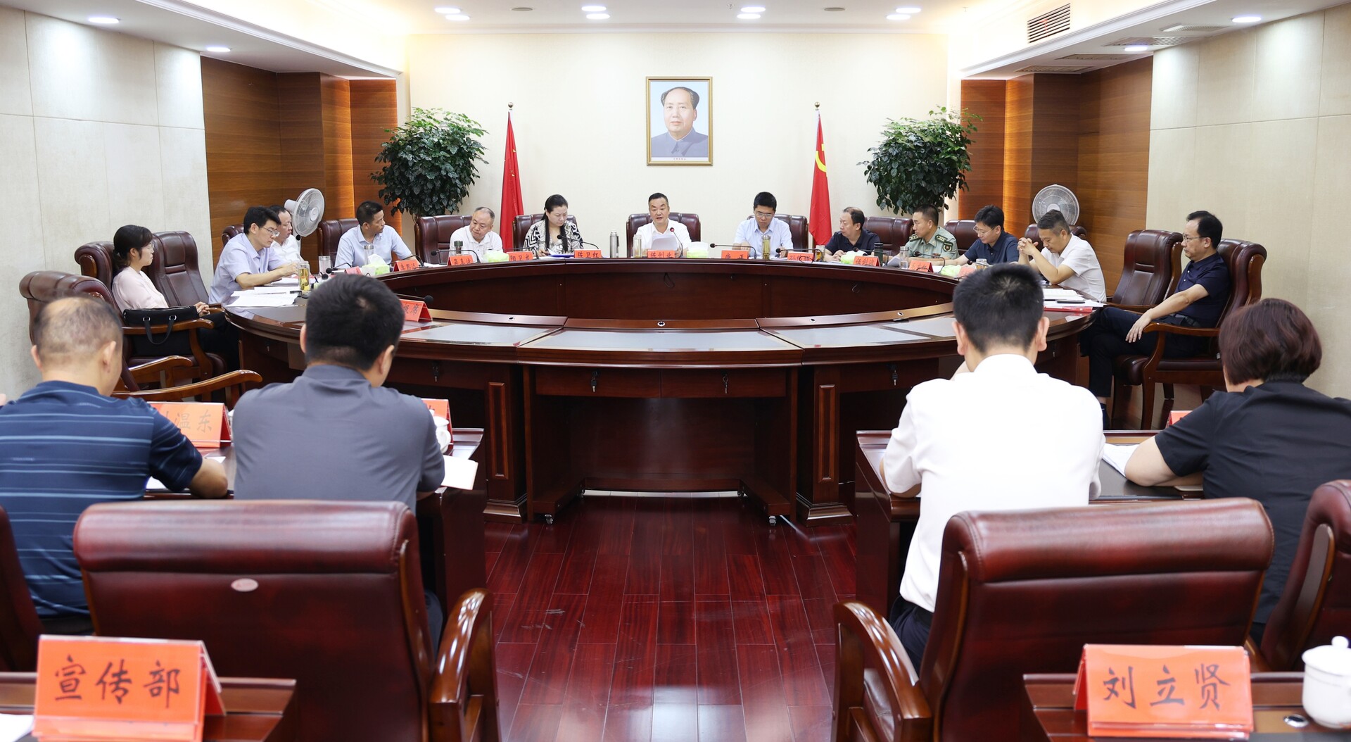 陈创业主持召开冷水江市委常委会会议