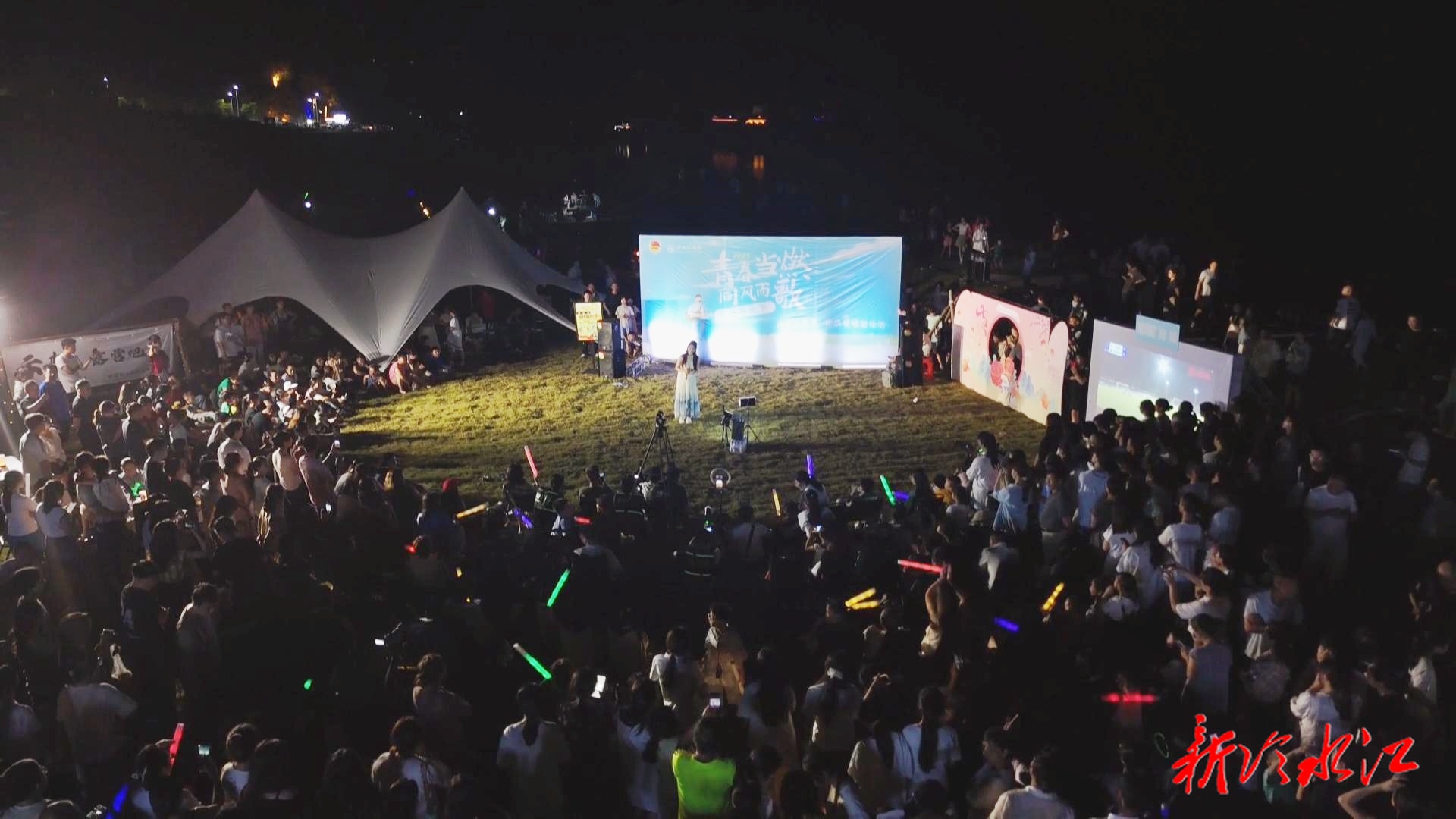 冷水江草坪音乐会浪漫开唱 点燃小城夏夜激情