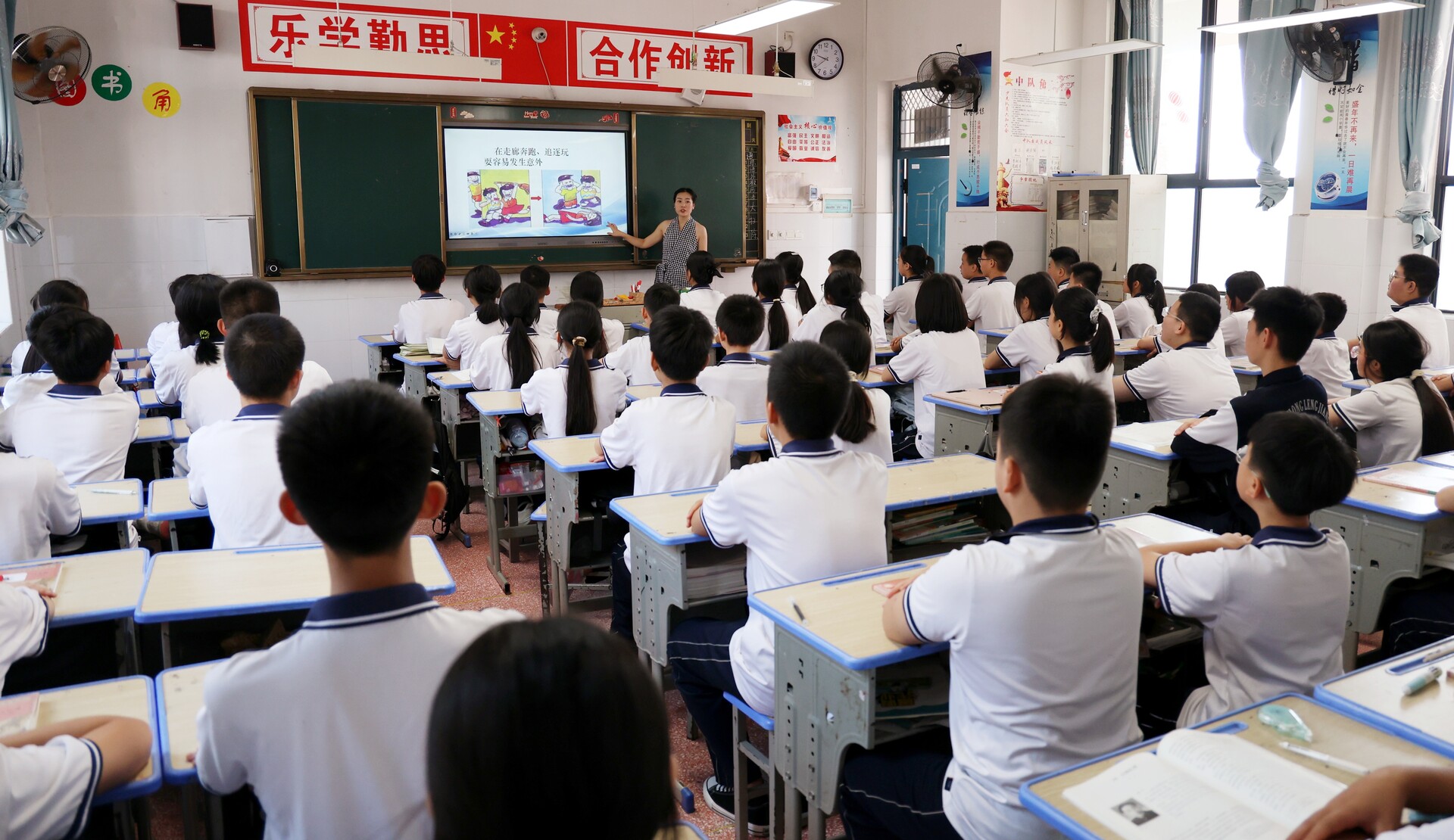 在秋天开学  市第二中学：“开学第一课”筑牢安全基石 厚植爱国情怀