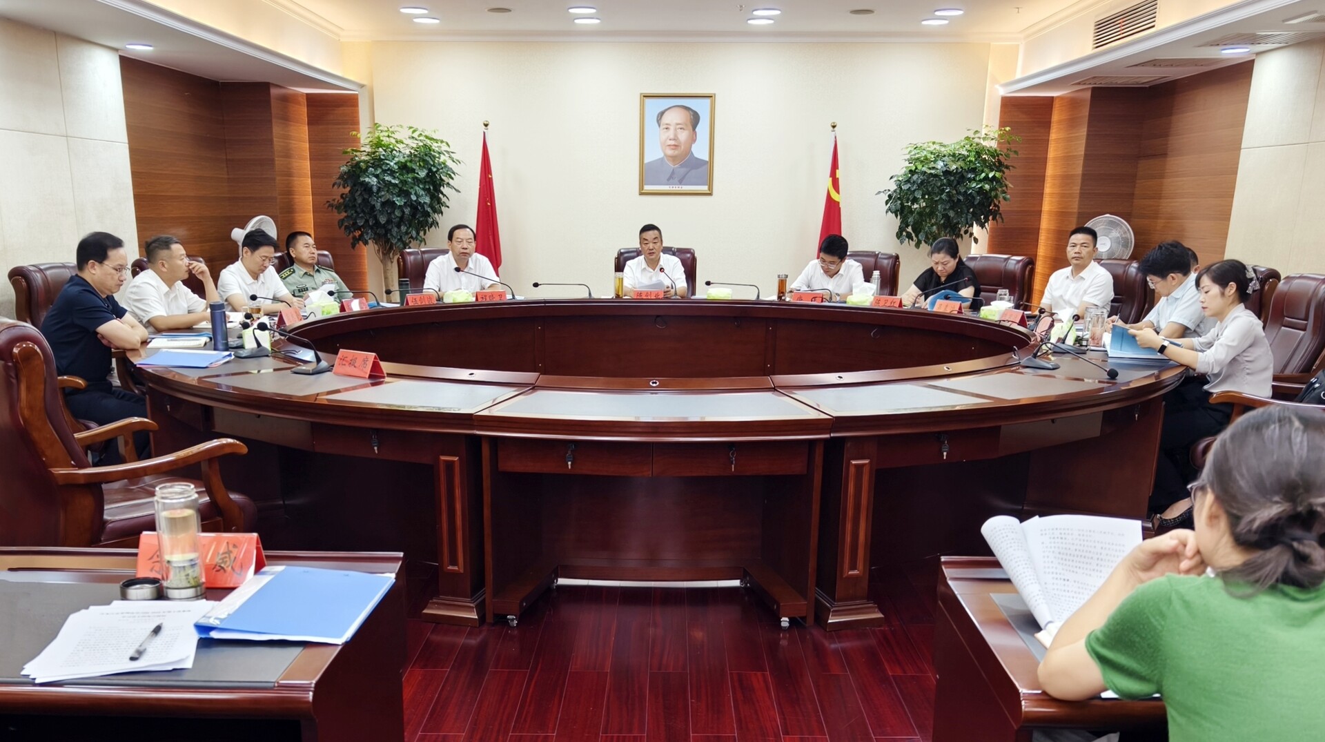 陈创业主持召开市委常委会（扩大）会议暨市委理论学习中心组2025年第十次集体学习