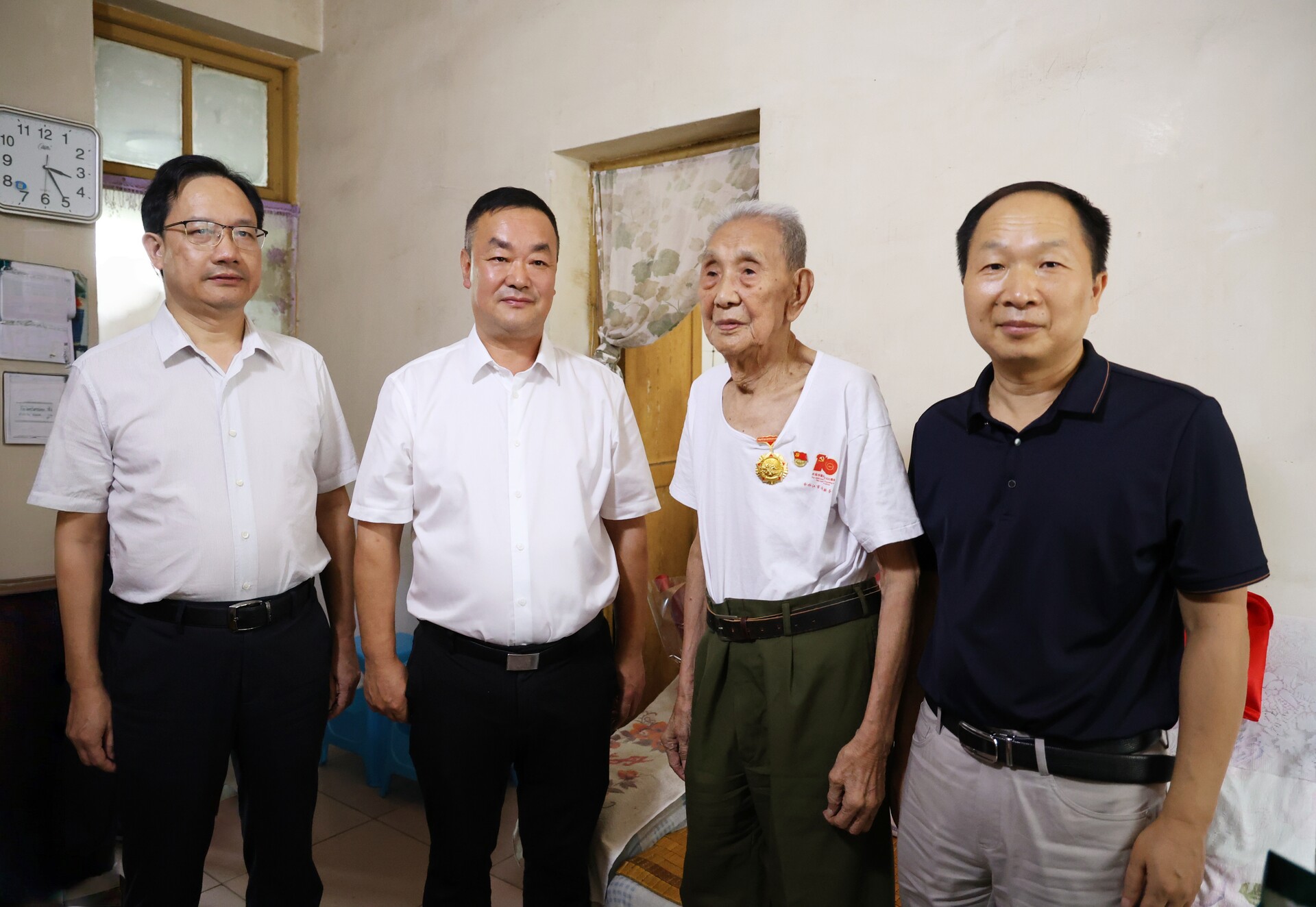 陳創(chuàng)業(yè)走訪慰問(wèn)百歲抗戰(zhàn)老戰(zhàn)士并頒發(fā)“中國(guó)人民抗日戰(zhàn)爭(zhēng)勝利80周年”紀(jì)念章
