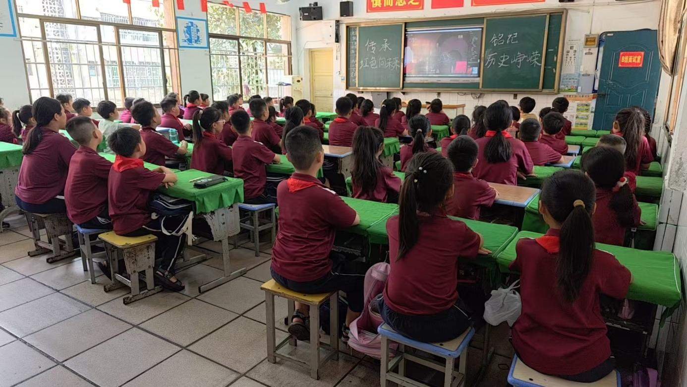 冷水江市中小学师生共同观看“九三阅兵”，同上走心思政课