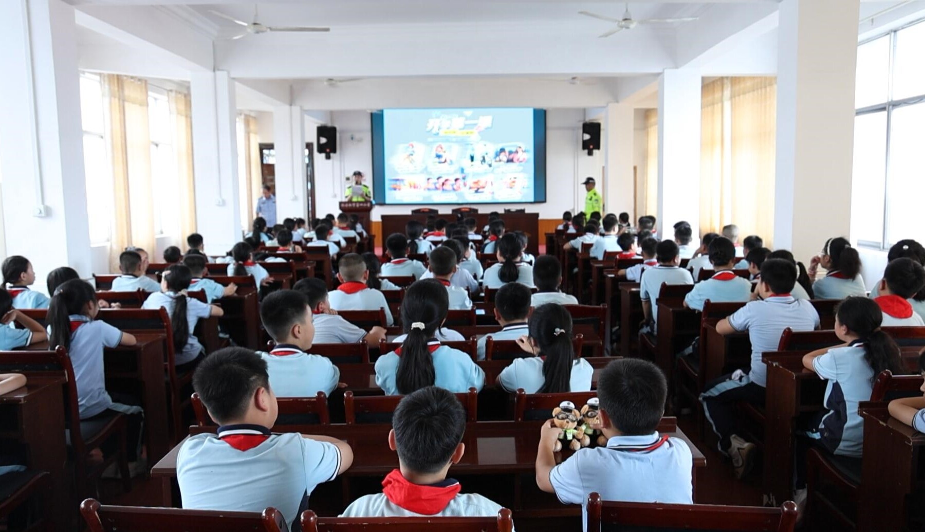 在秋天开学 | 市公安局交警大队开展交通安全主题教育活动