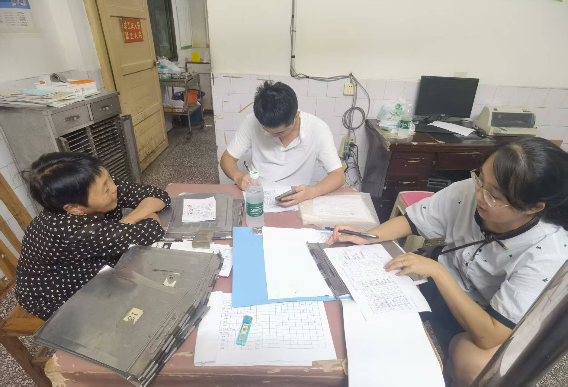 冷水江医保局夜查房：亮出“回马枪”