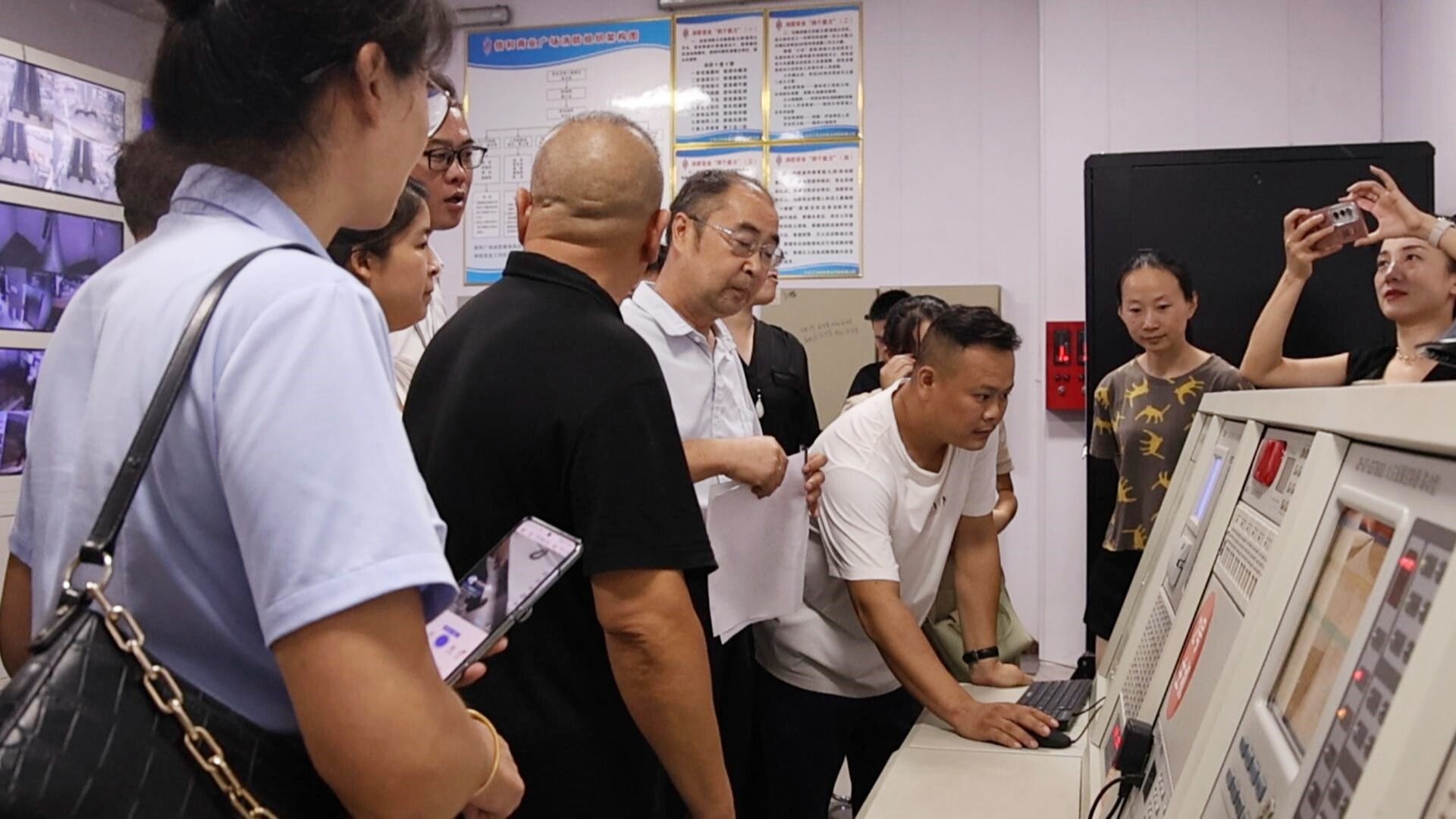 冷水江市住保中心组织开展物业消防设施操作员实战培训