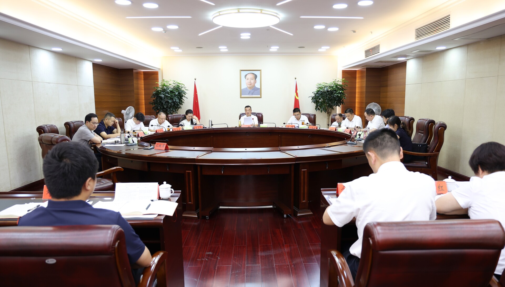陳創業主持召開市委常委會會議