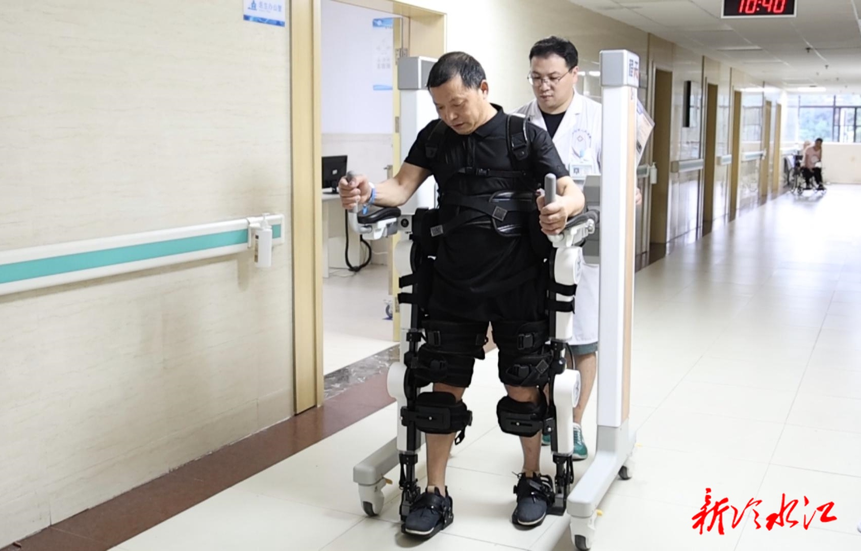 婁底首臺智能下肢外骨骼康復器落戶冷水江