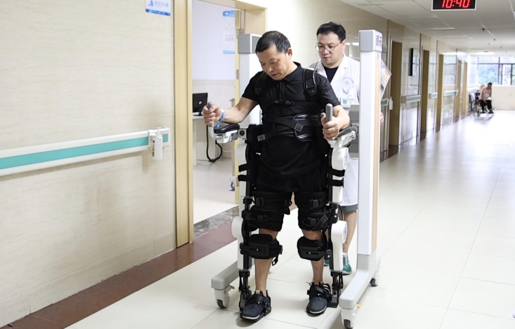 婁底首臺智能下肢外骨骼康復(fù)器落戶冷水江