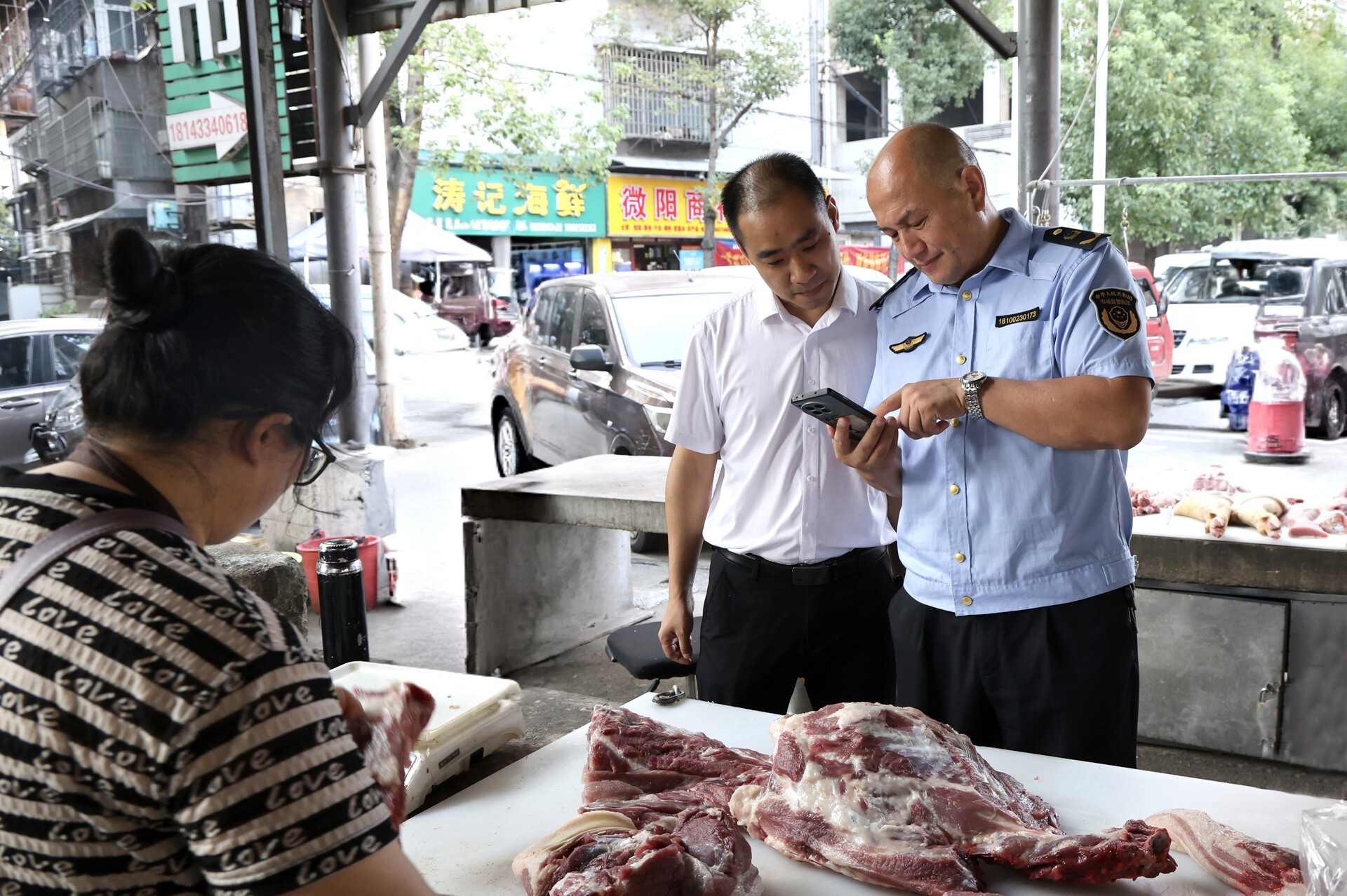 冷水江市开展打击“白板肉”专项联合执法行动