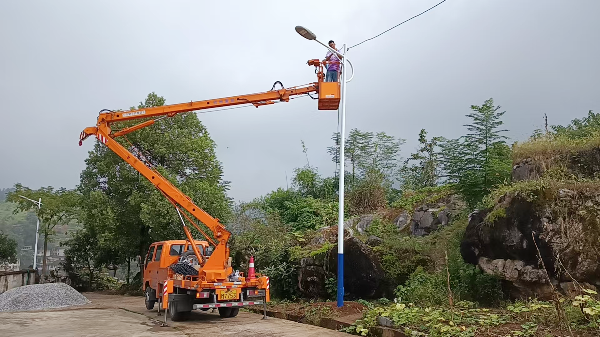 我为群众办实事 | 冷水江街道：票决民生实事  路灯照亮幸福路