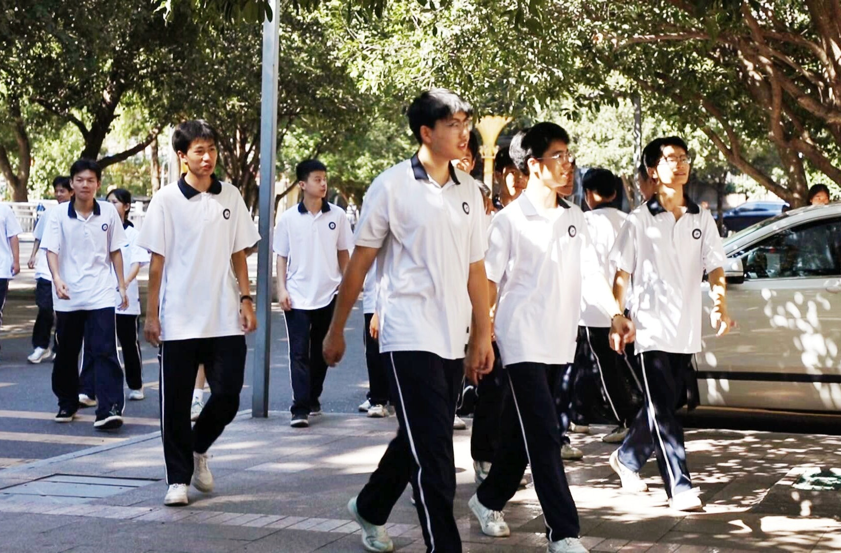 我为群众办实事（十六）冷水江市规范校服管理 惠民政策落地见效