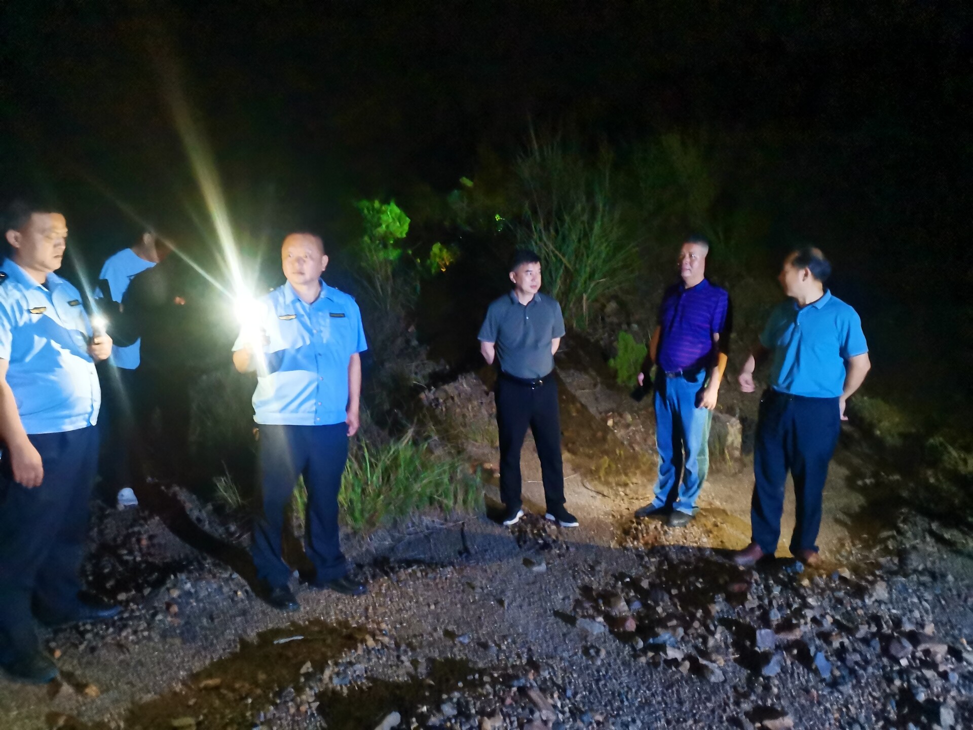 我市開展打擊“礦霸”夜巡行動 實地排查歷史盜采點