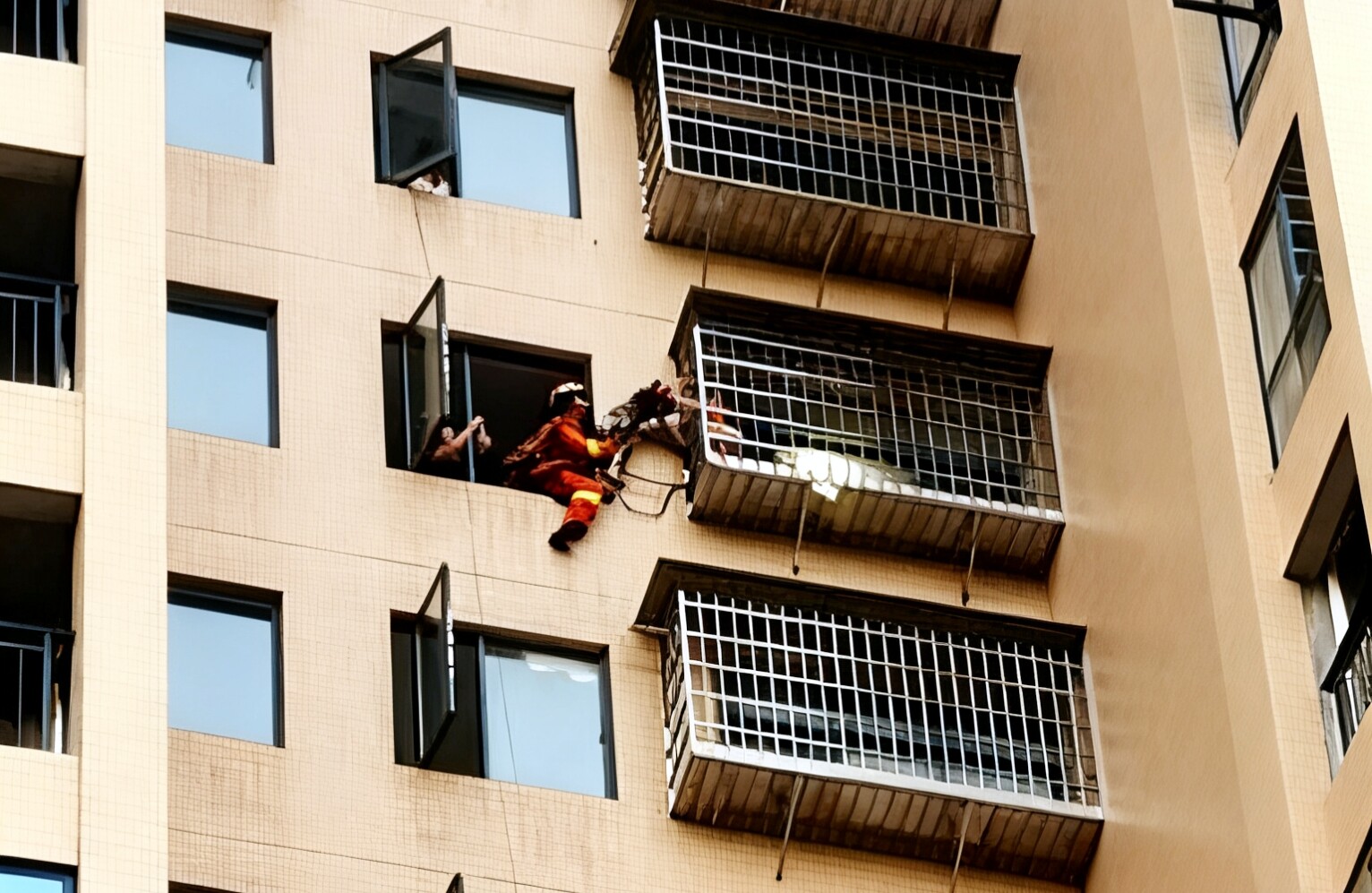 新闻现场  13楼防盗窗上的生命托举！东城建材城小区上演暖心救援
