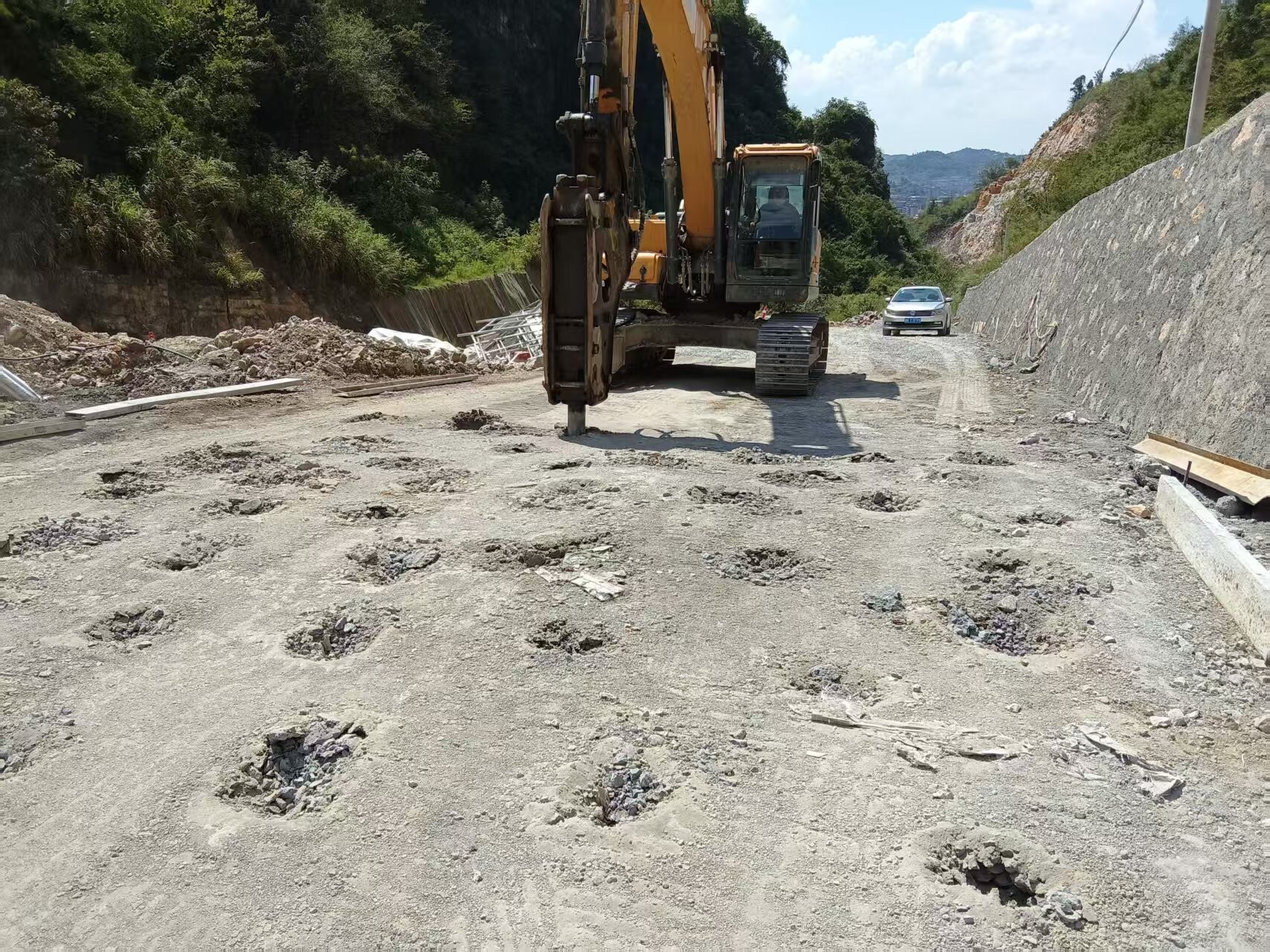 冷水江市全力抢修同梓公路损毁路段 力争国庆前恢复通车