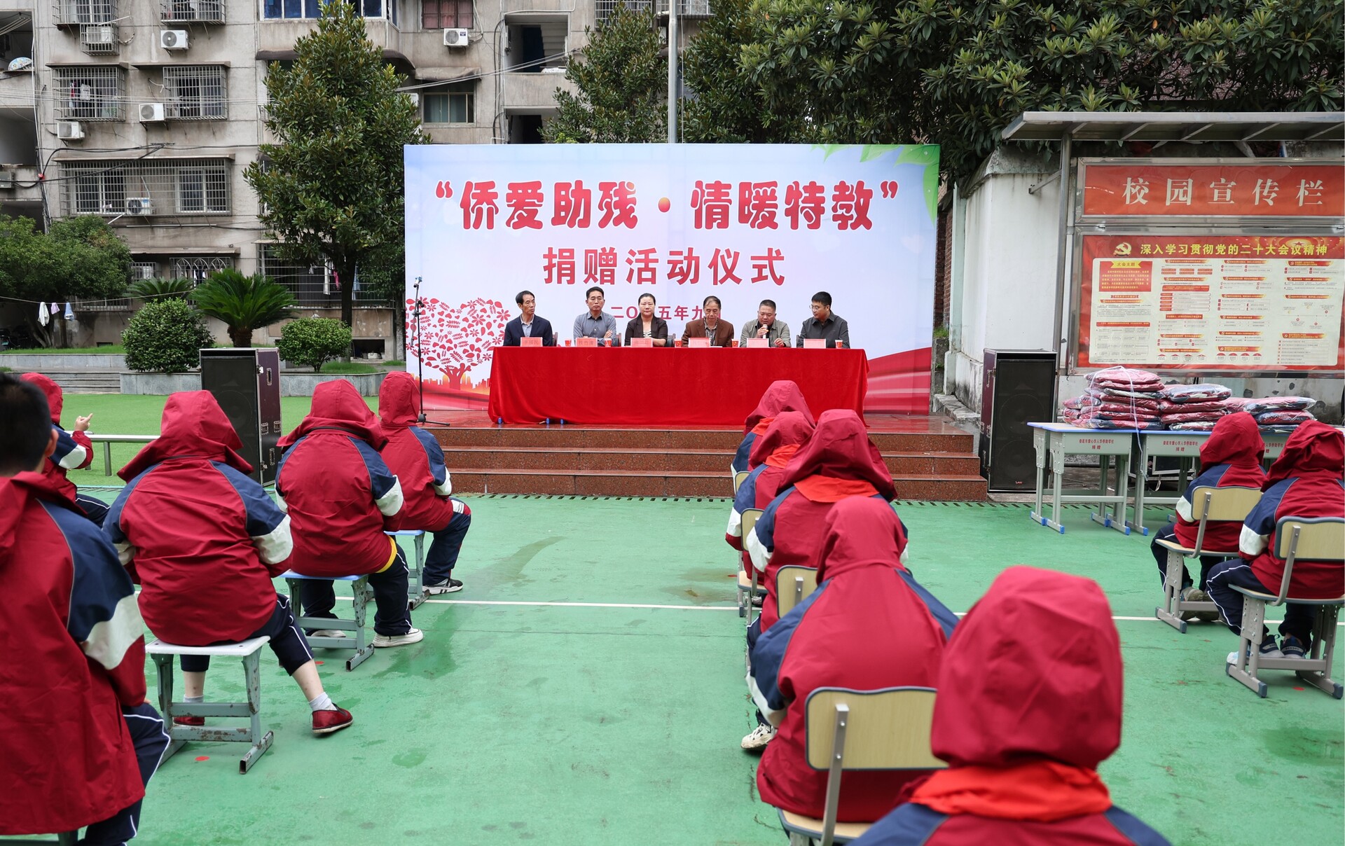 娄底市爱心华人华侨助学社来冷开展爱心捐赠活动