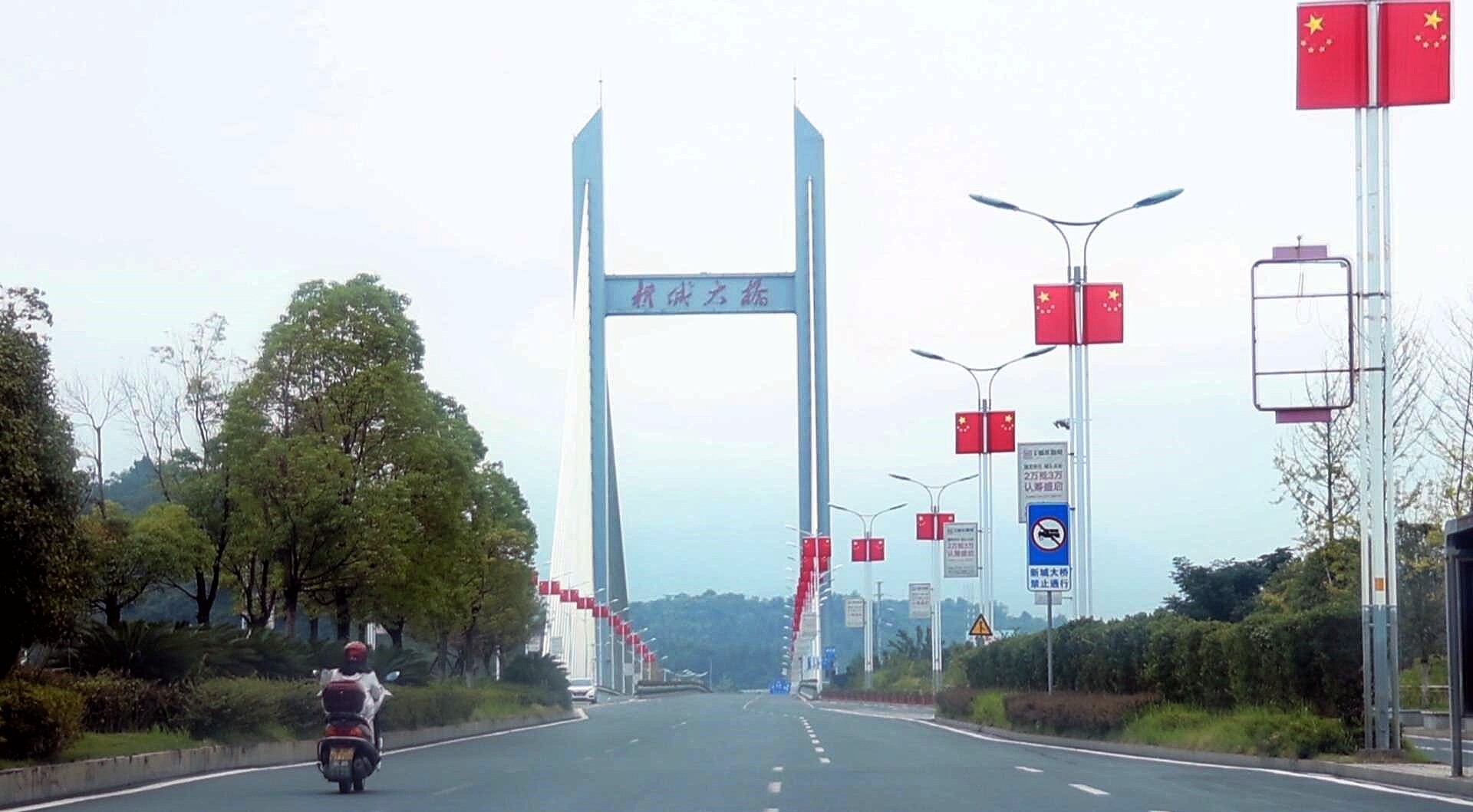 我们的节日·国庆 | 满城“中国红” 欢乐迎国庆