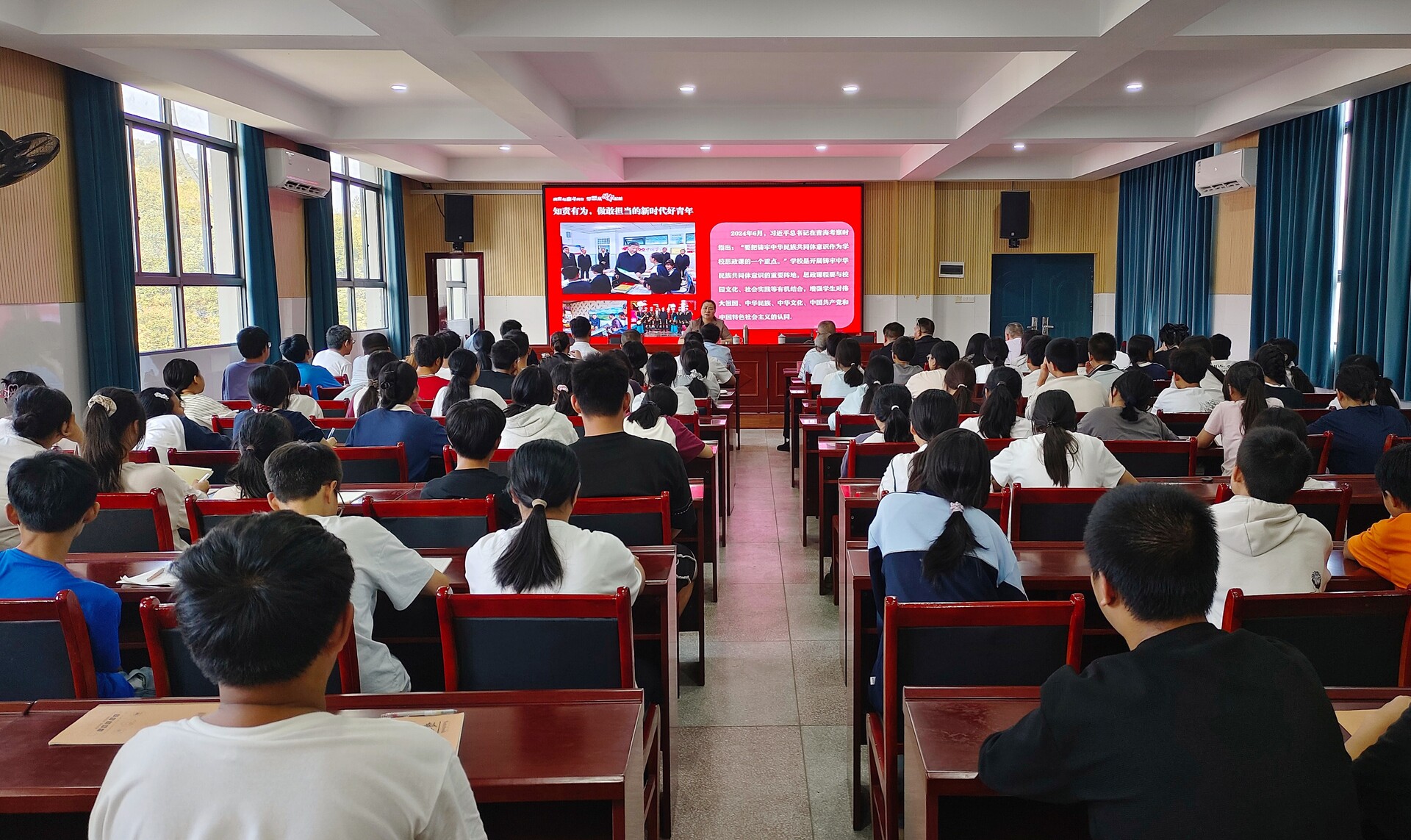陈卫红到岩口中学讲授思政课