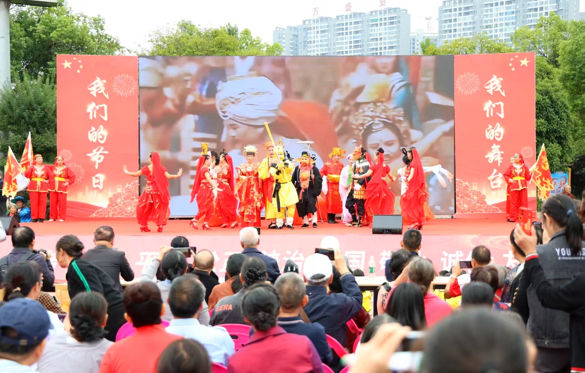 我市中秋、国庆文艺汇演温情上演  红旗漫舞忆经典 月饼香甜话团圆