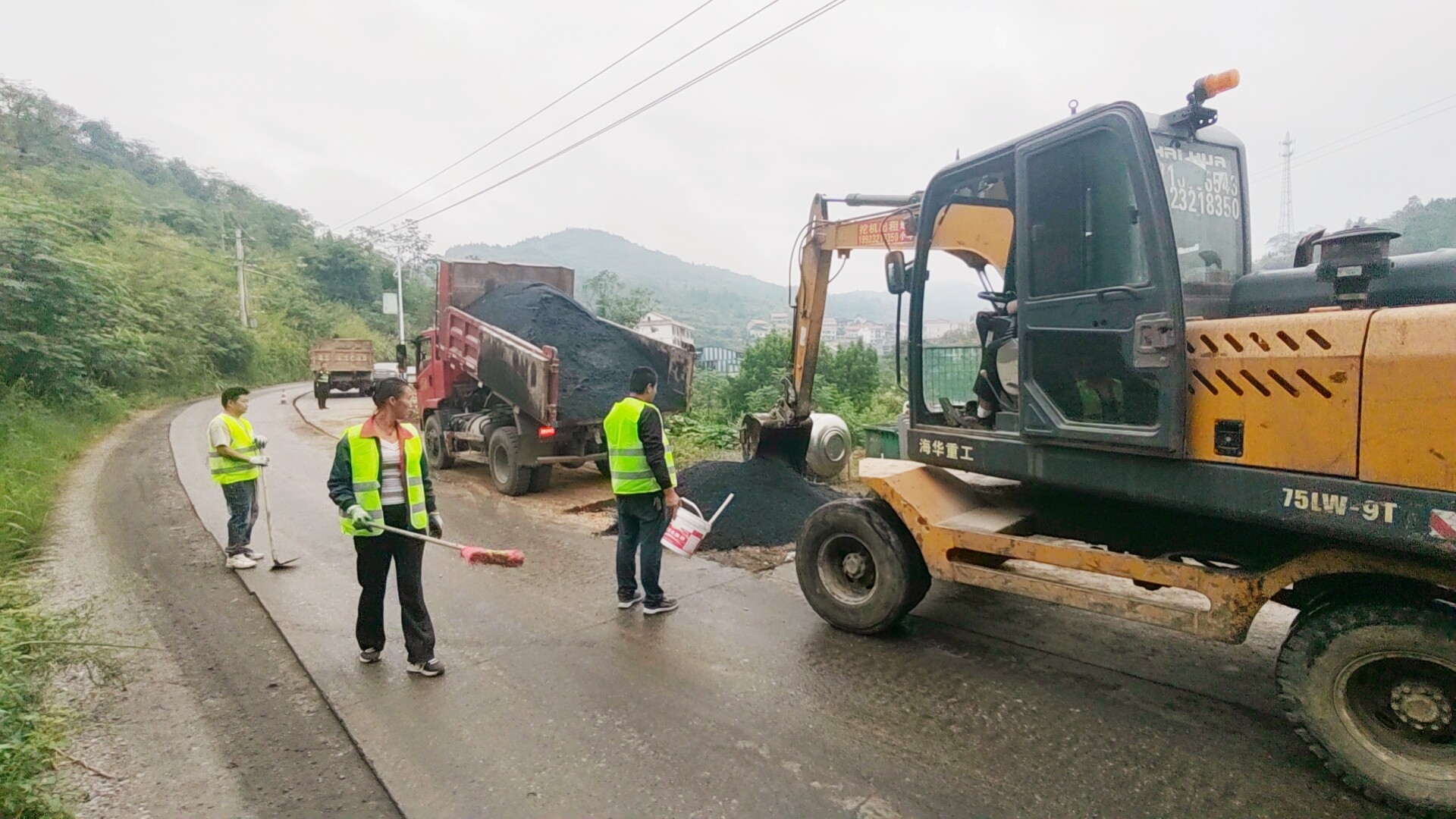 冷水江市农村公路建设养护中心：节前养护不停歇 路域环境焕“新颜”