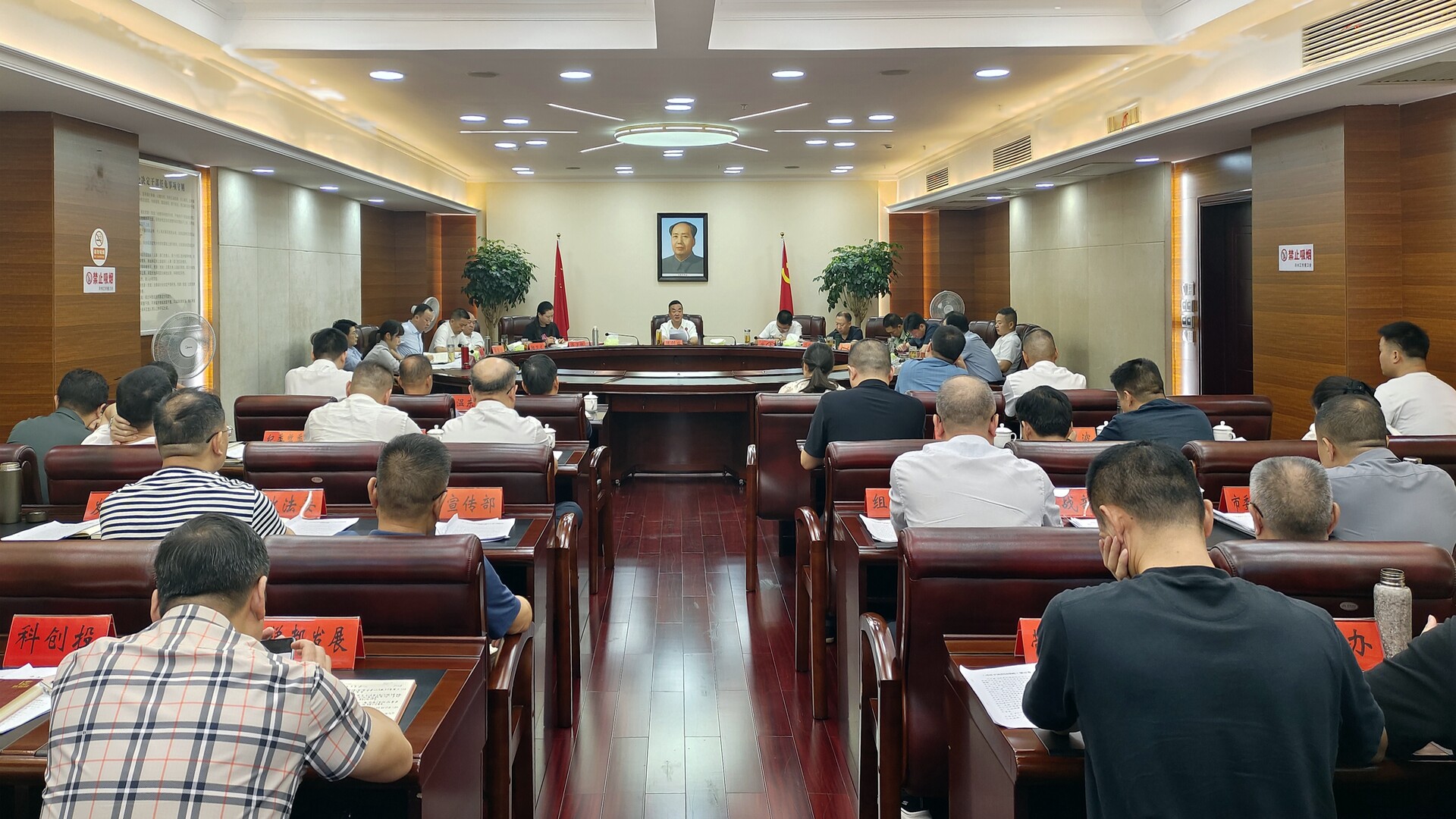 冷水江市委理论学习中心组开展集体（扩大）学习
