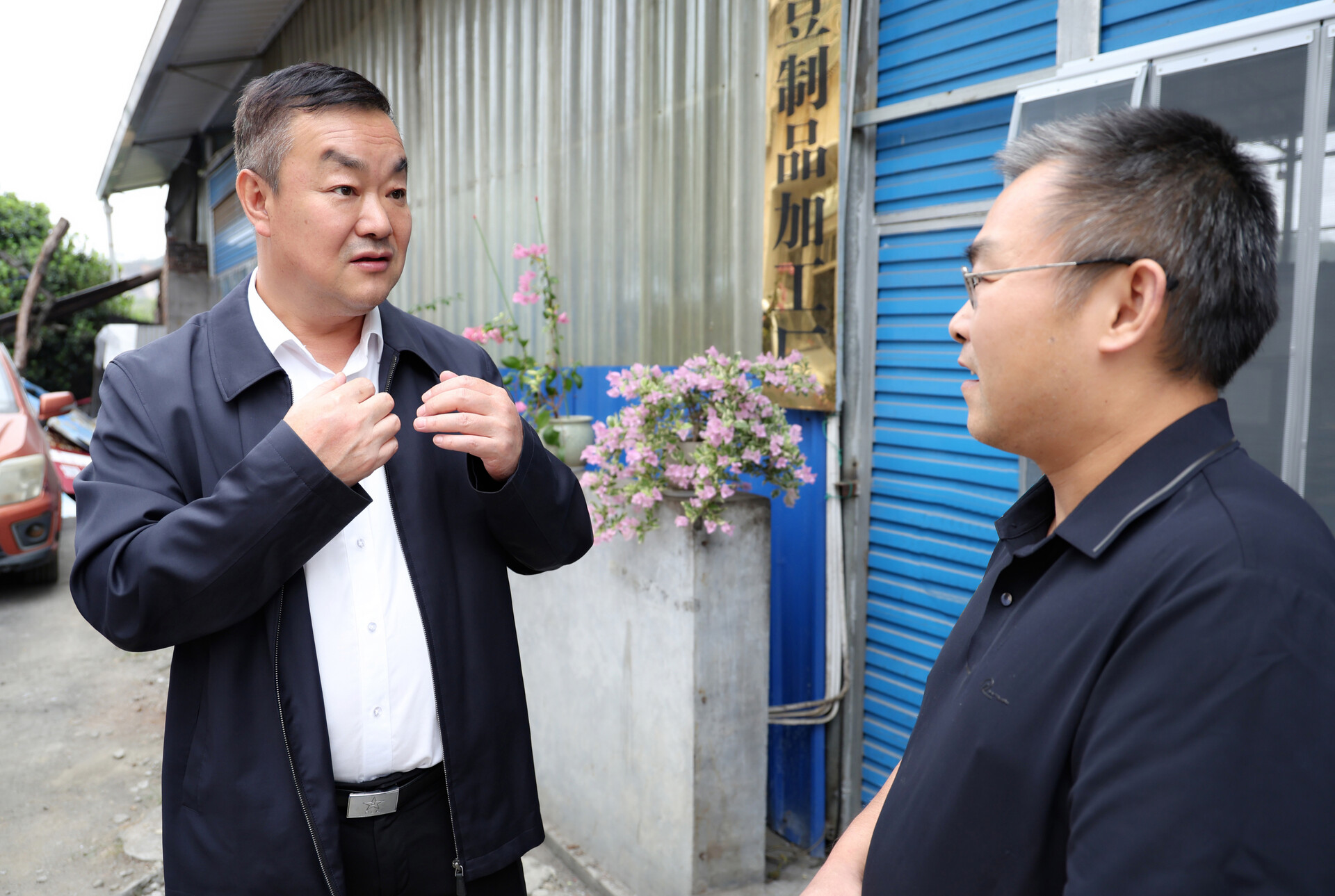 陈创业率队巡河并开展党内关怀帮扶慰问工作