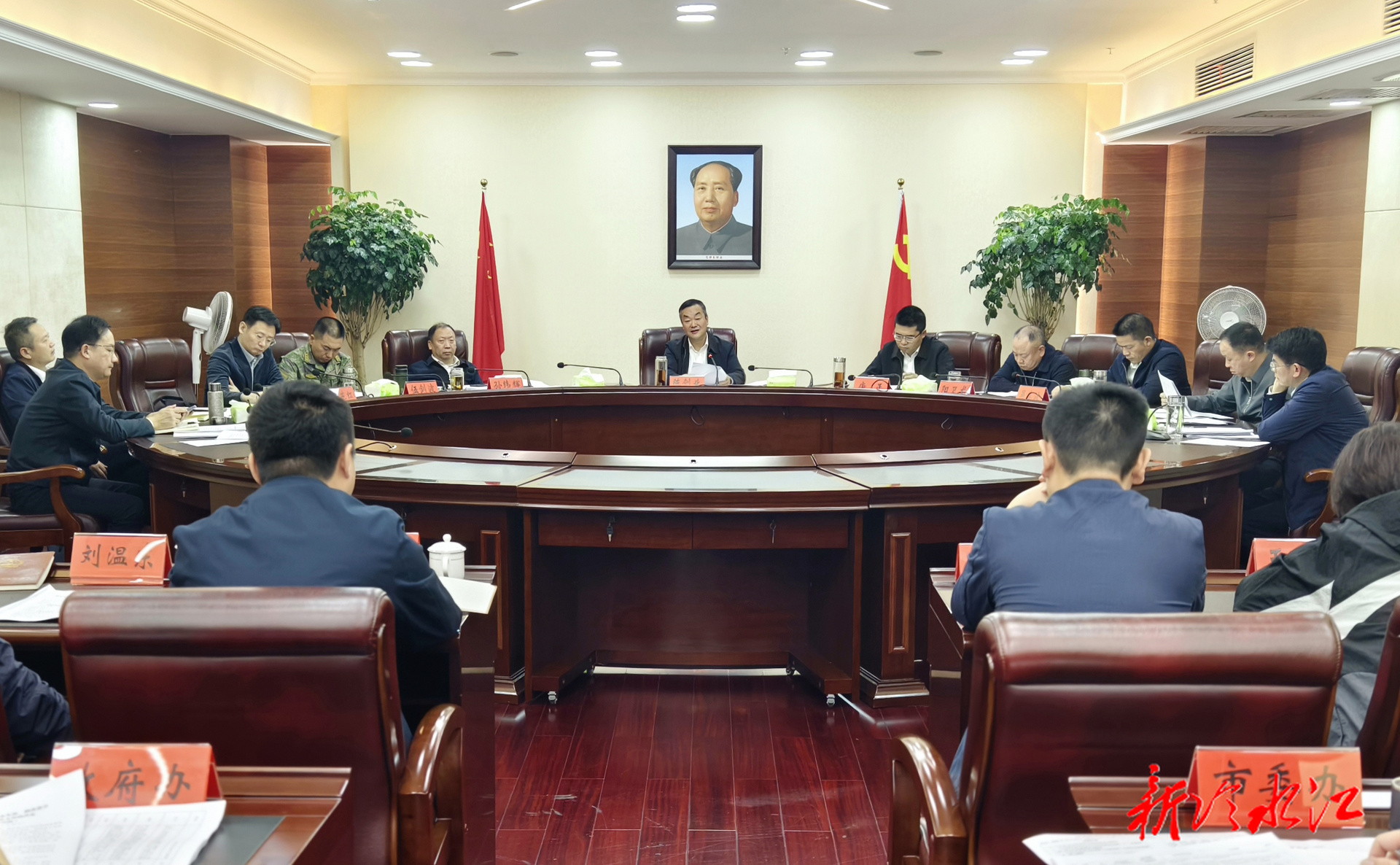 陈创业主持召开市委常委会会议