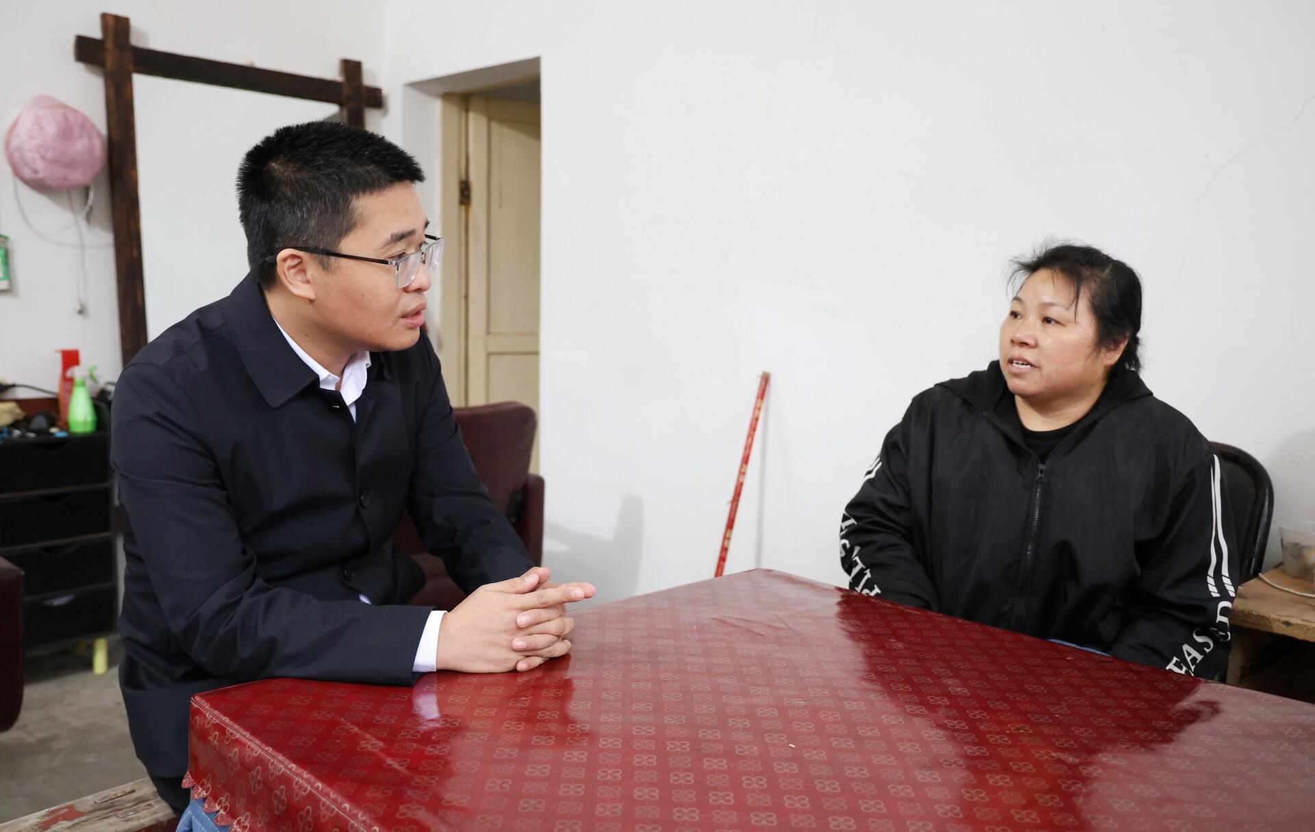 唐正赴锡矿山街道调研并开展慰问活动