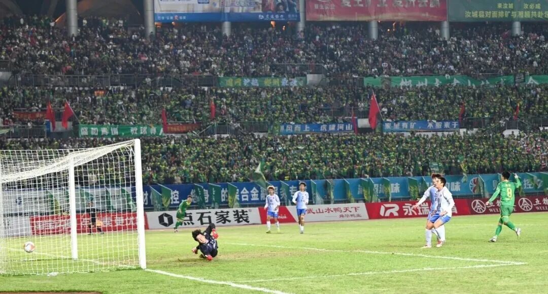 疯狂的“湘超” | 湘超娄底：“第十二人”跨越山河铸信仰