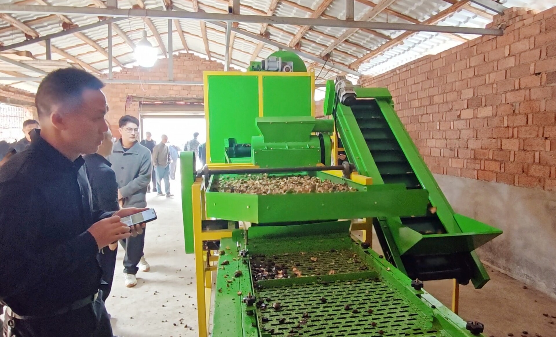 畜农视线丨我市举办油茶脱壳机新机具推广演示会